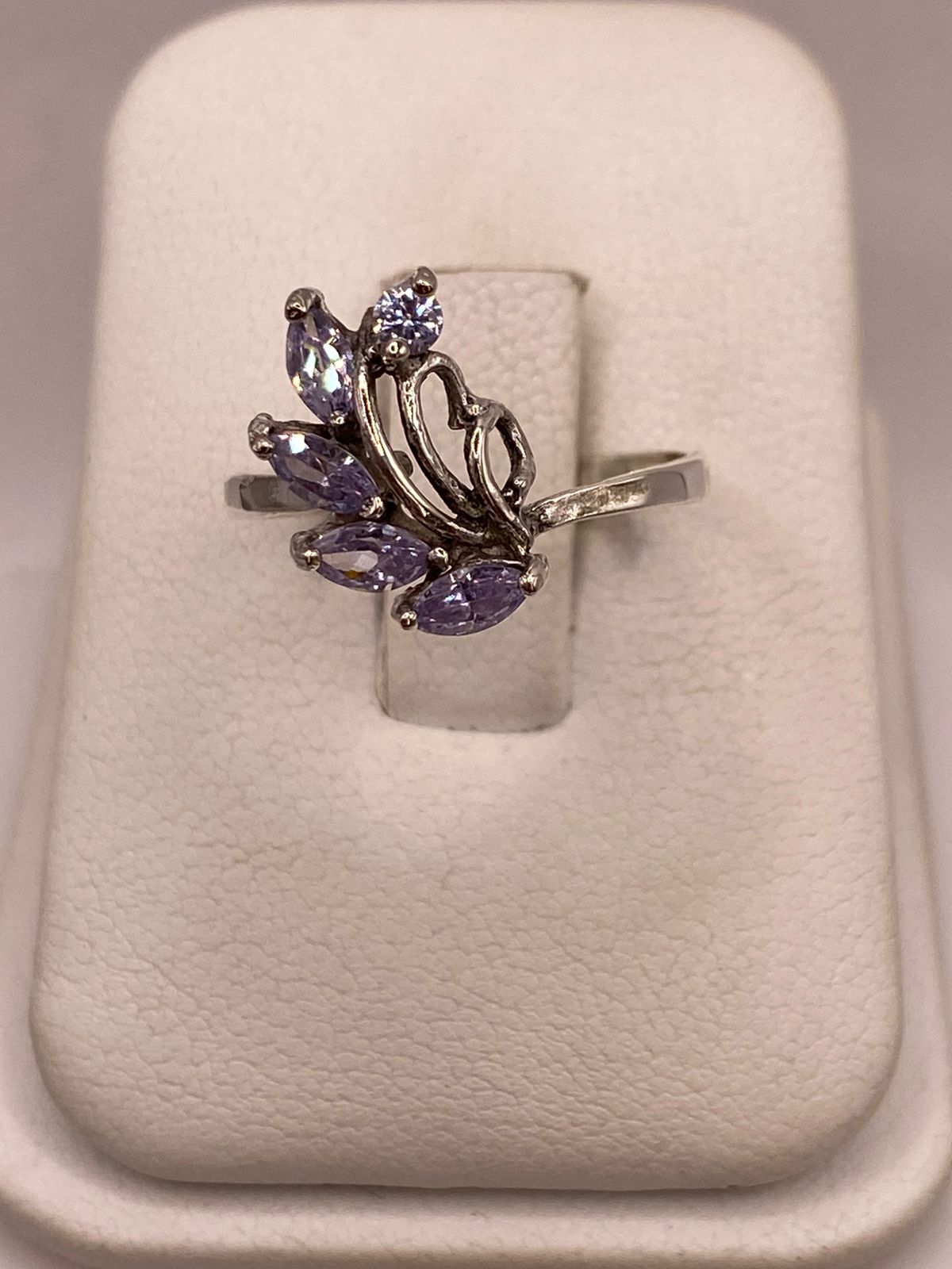 Anillo Floral con Zirconia Lila en Plata Ley 925