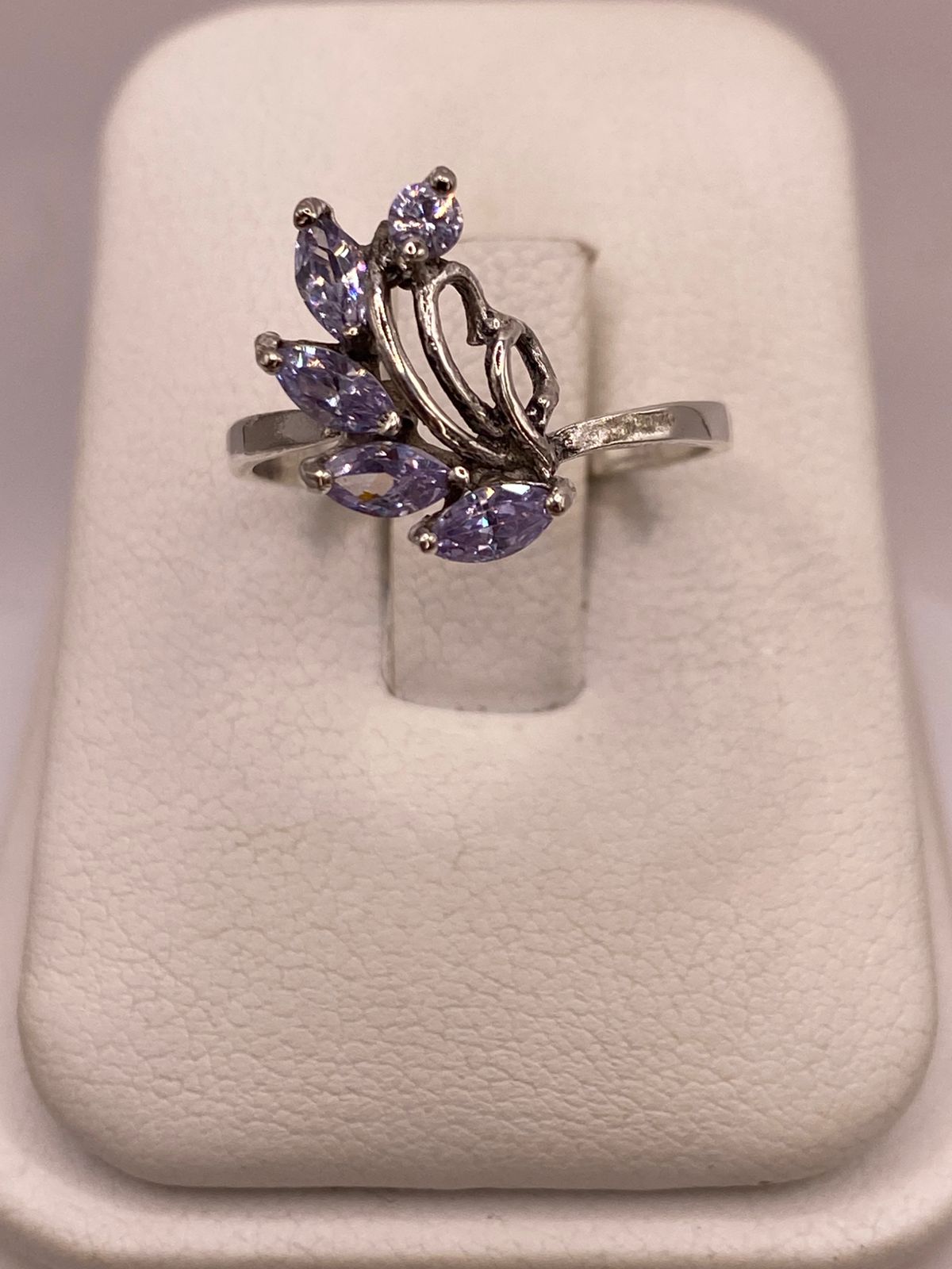 Anillo Floral con Zirconia Lila en Plata Ley 925