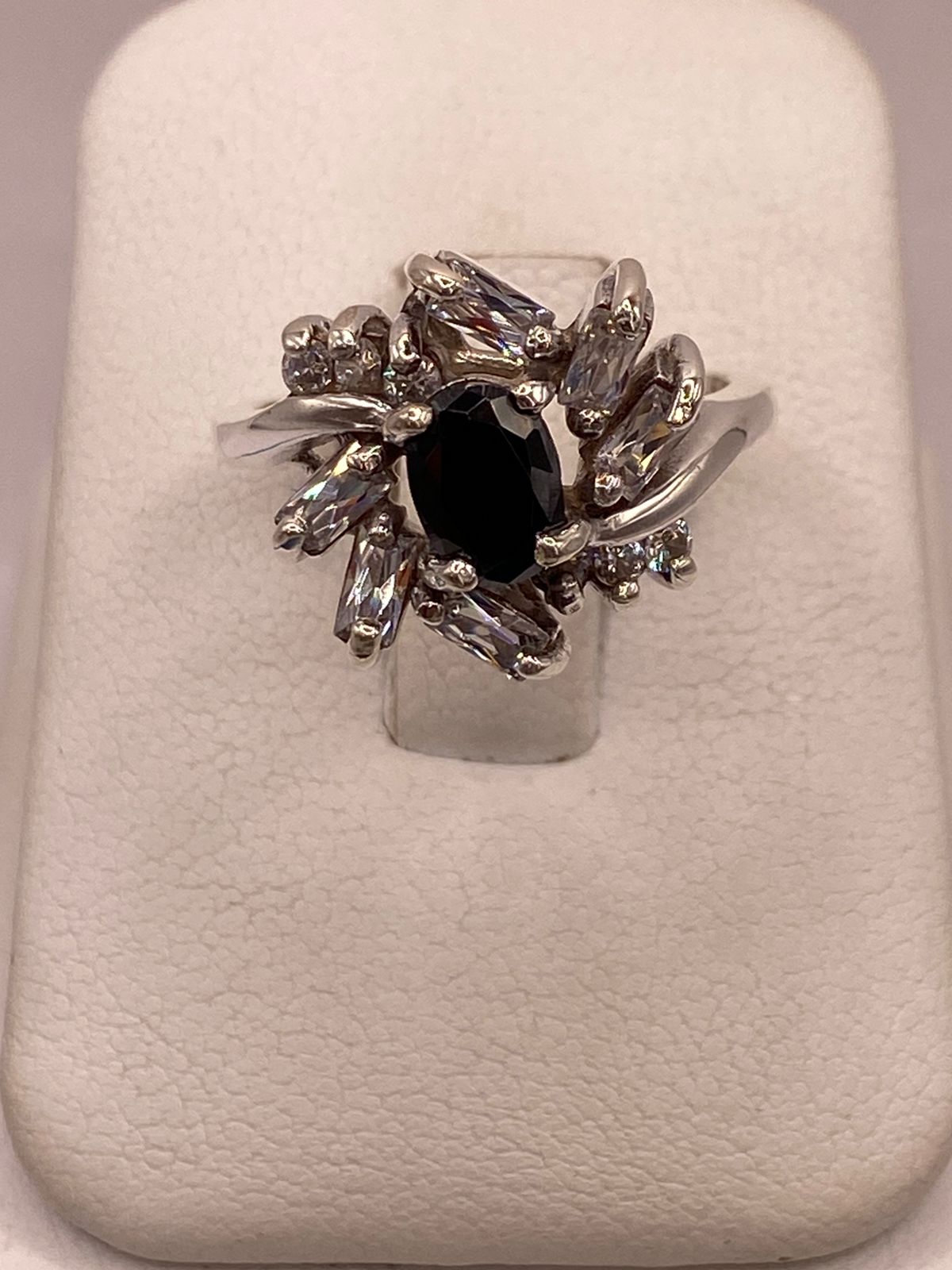 Anillo Floral con Zirconia Negra y Detalles Brillantes en Plata Ley 925