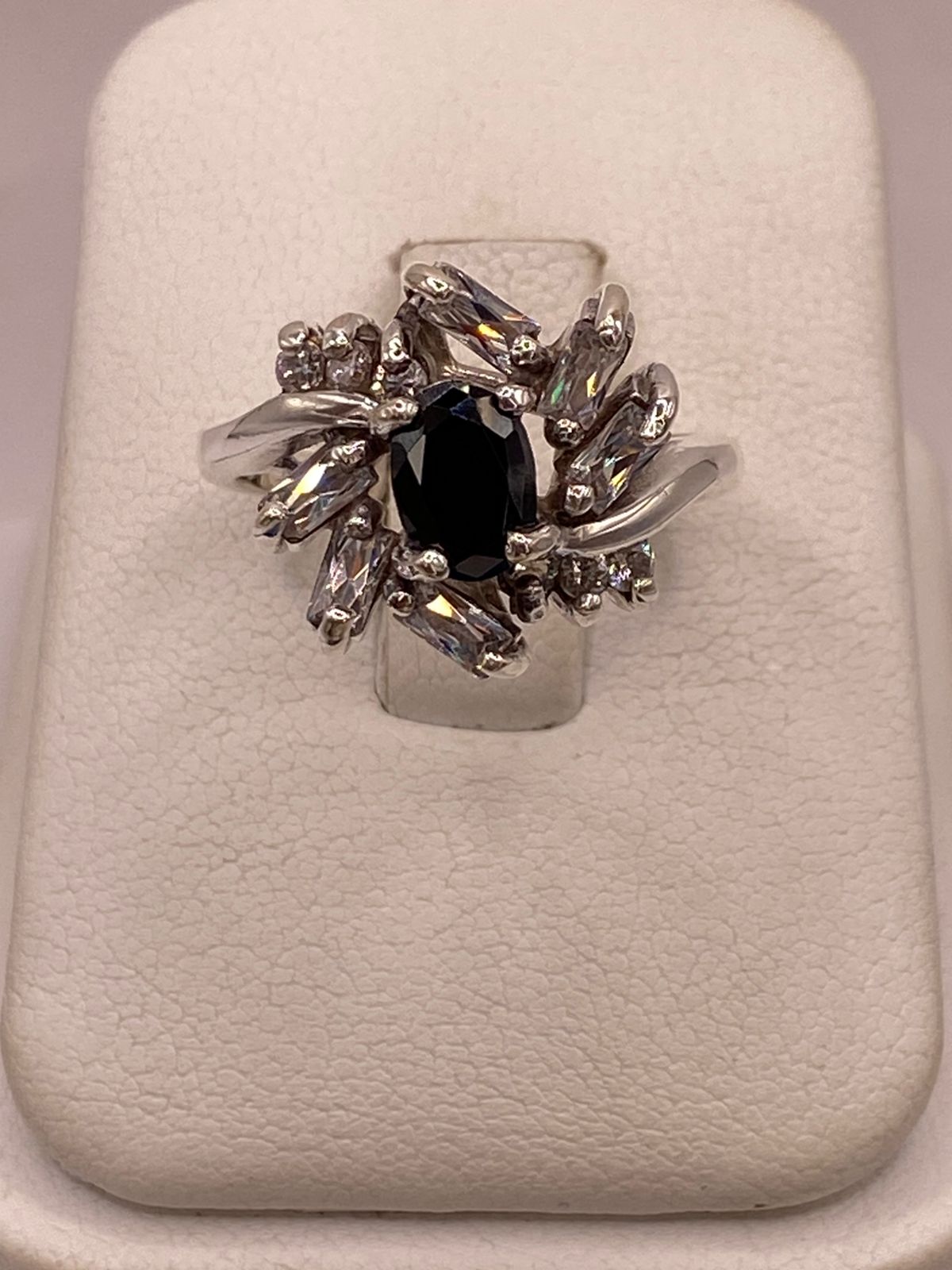 Anillo Floral con Zirconia Negra y Detalles Brillantes en Plata Ley 925