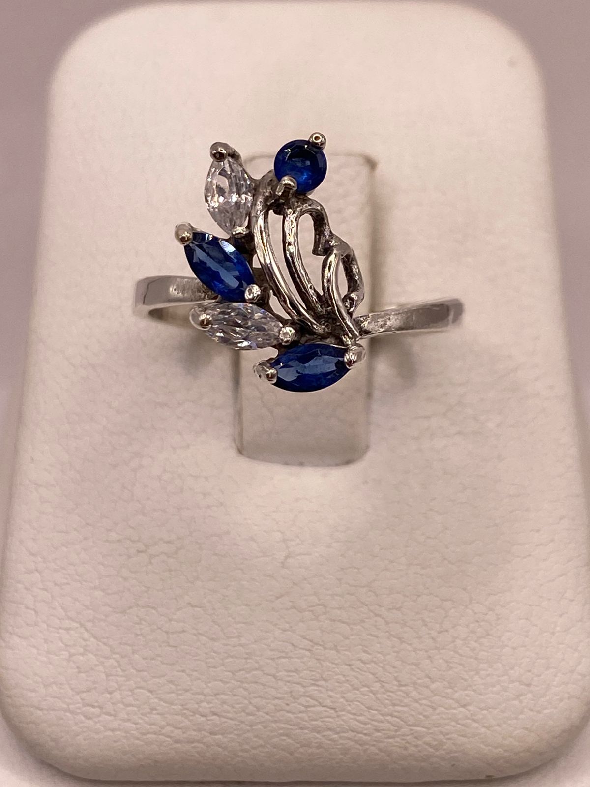 Anillo Floral con Zirconias Azules en Plata Ley 925