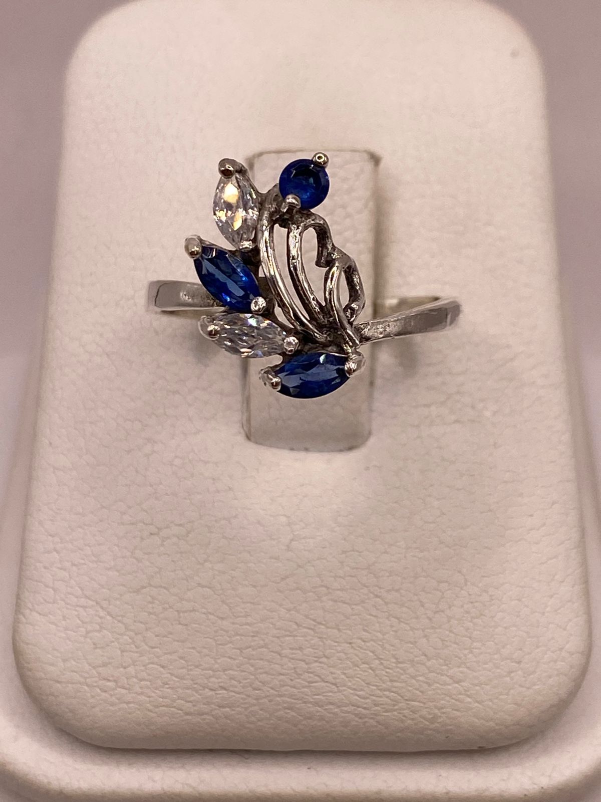 Anillo Floral con Zirconias Azules en Plata Ley 925