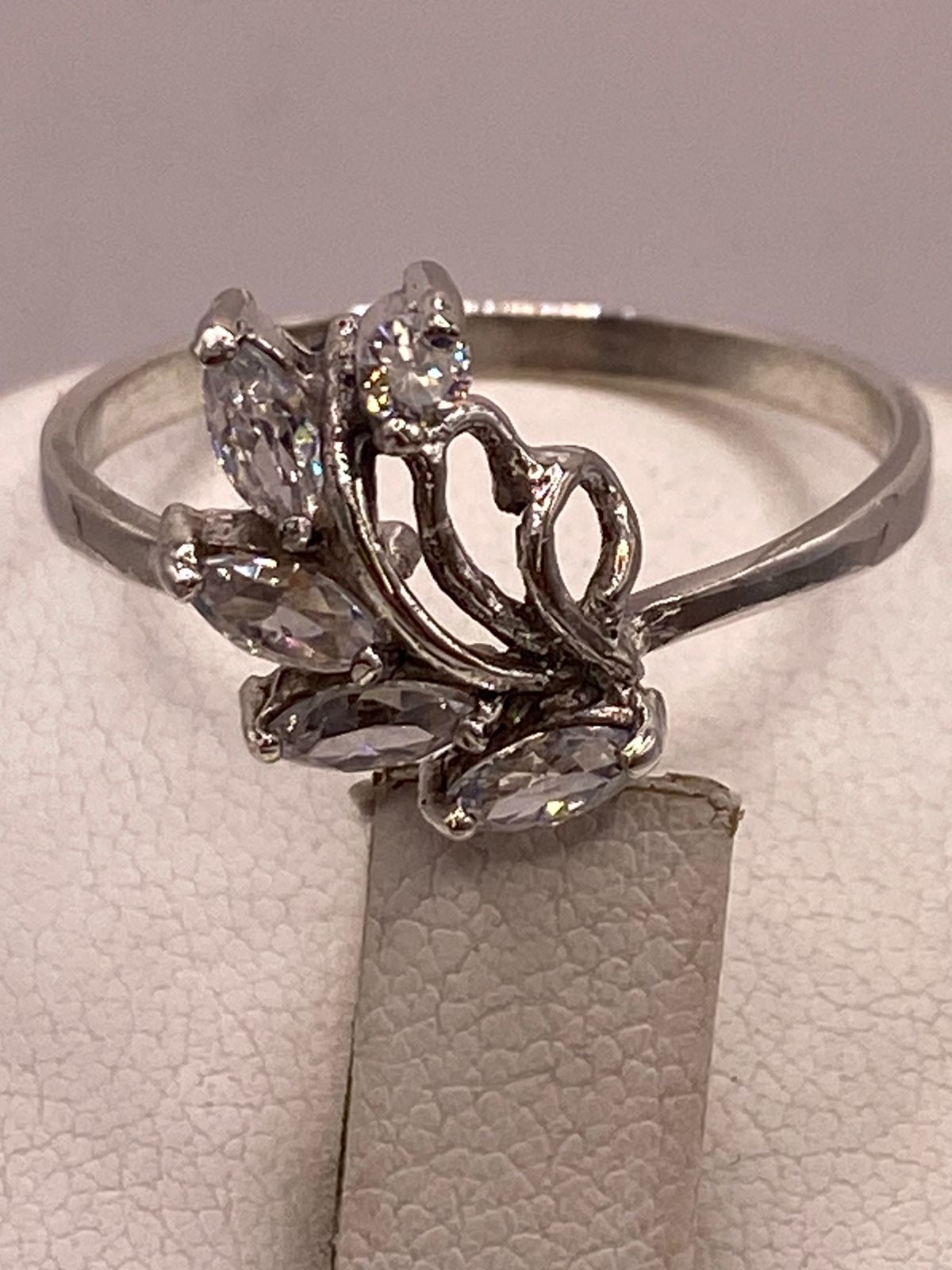 Anillo Floral con Zirconias Blancas en Plata 925
