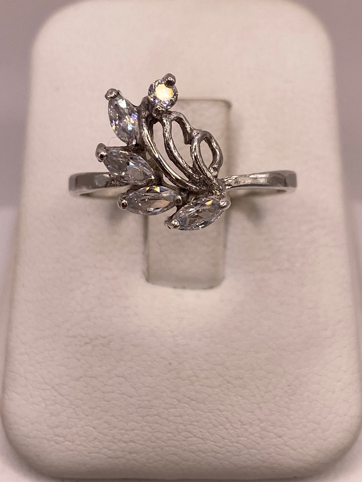 Anillo Floral con Zirconias Blancas en Plata 925