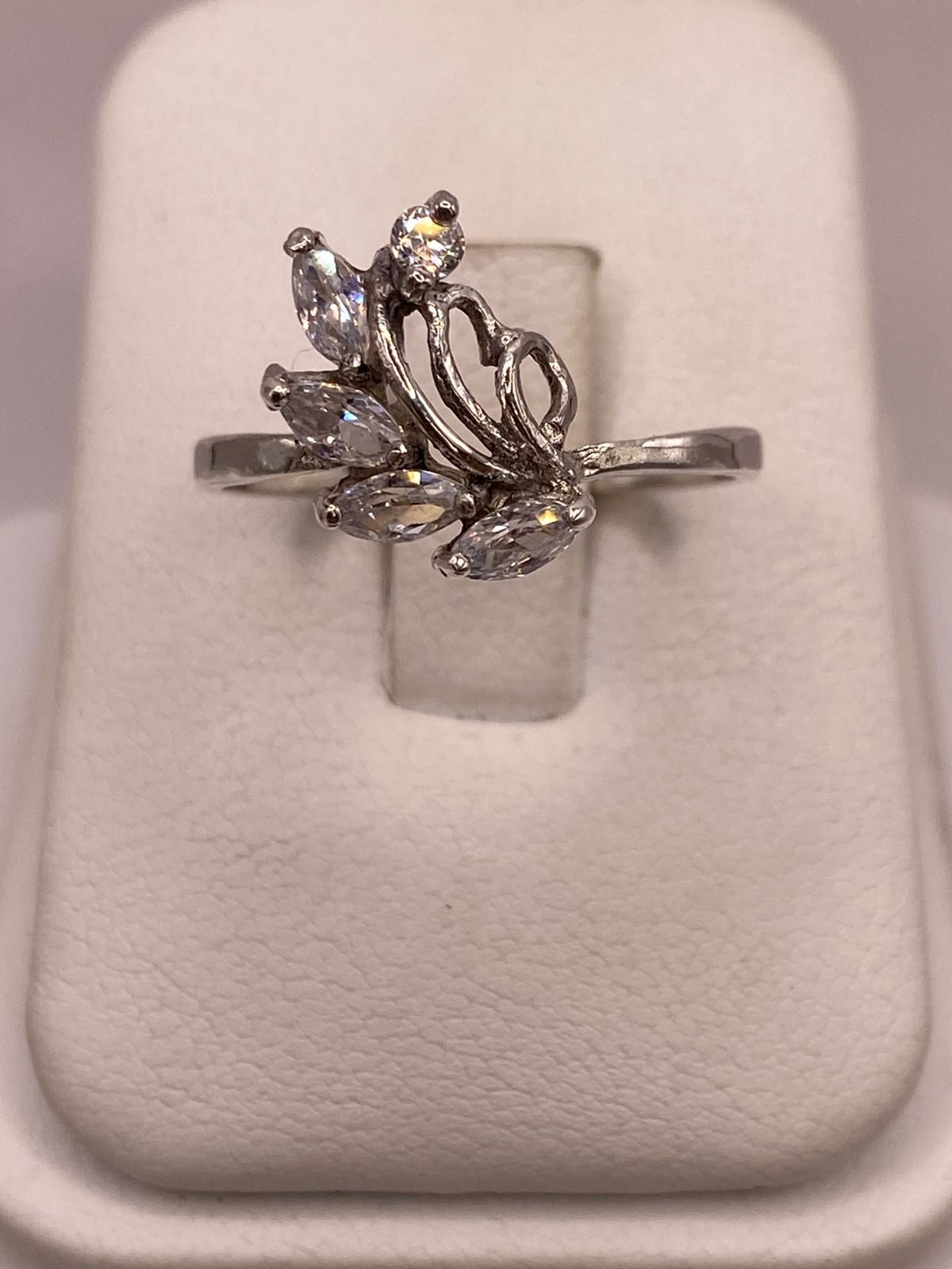 Anillo Floral con Zirconias Blancas en Plata 925