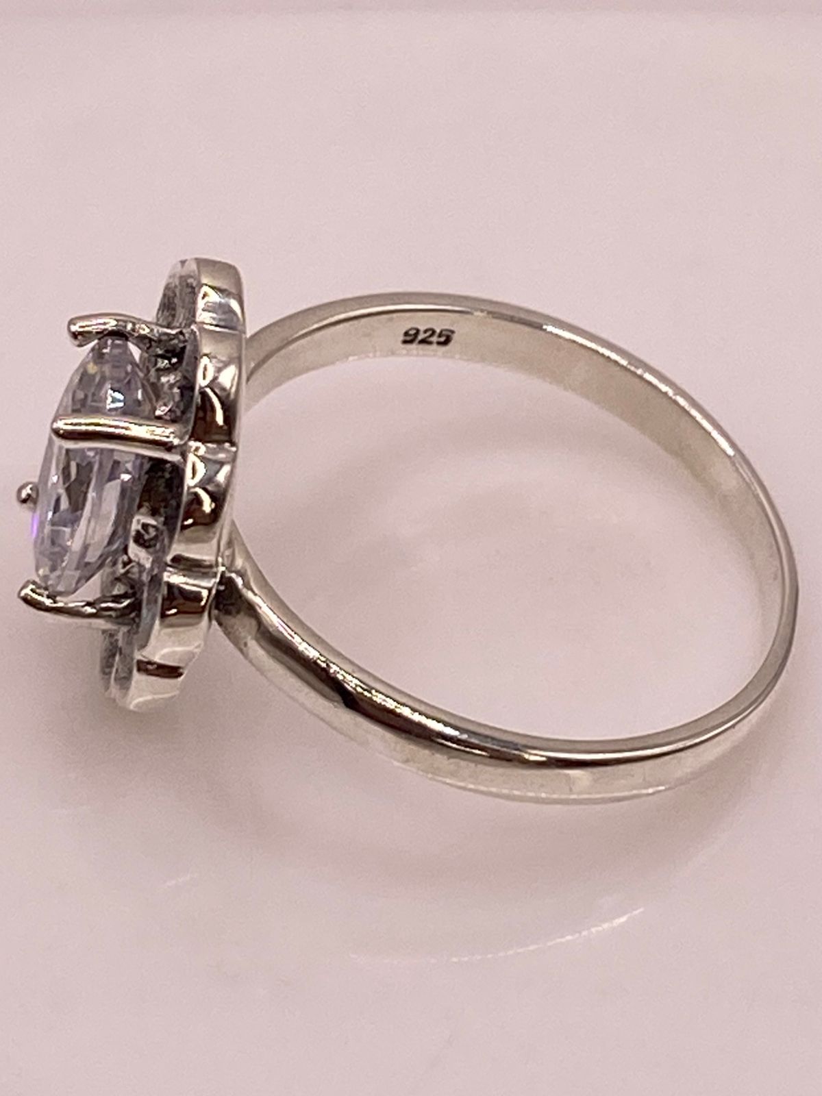 Anillo Floral con Zirconias en Plata Ley 925