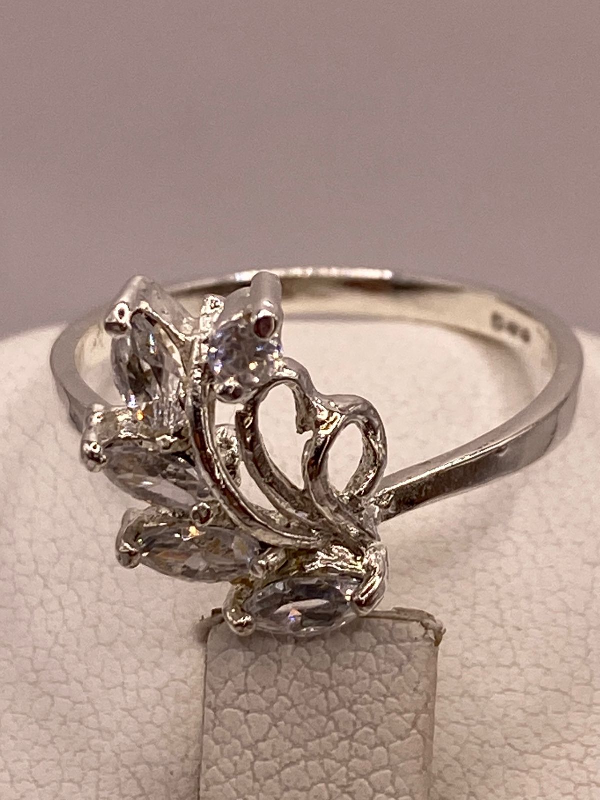 Anillo Floral con Zirconias en Plata Ley 925