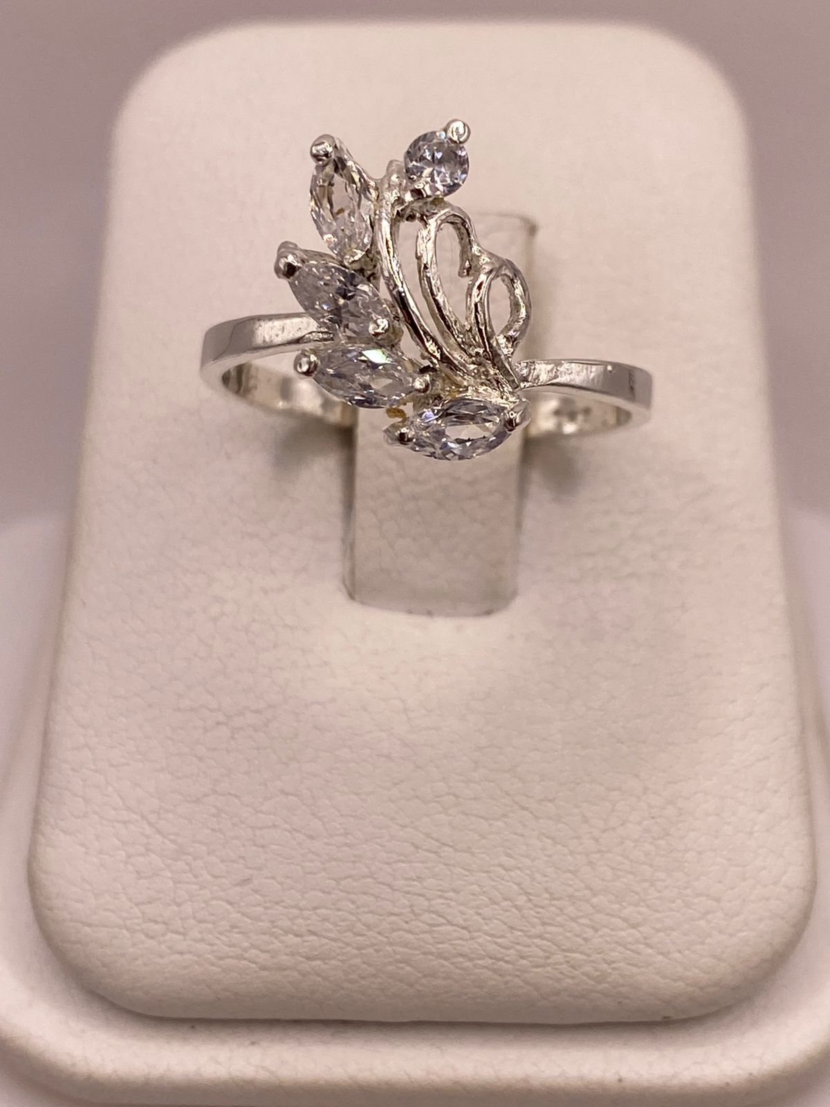 Anillo Floral con Zirconias en Plata Ley 925