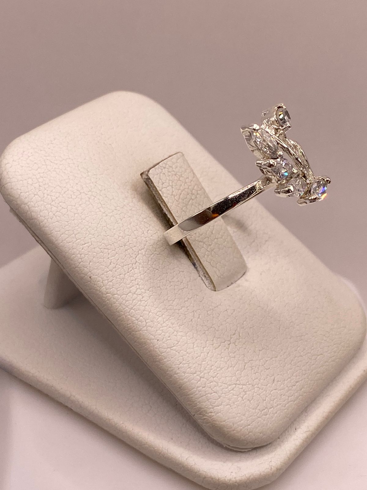 Anillo Floral con Zirconias en Plata Ley 925