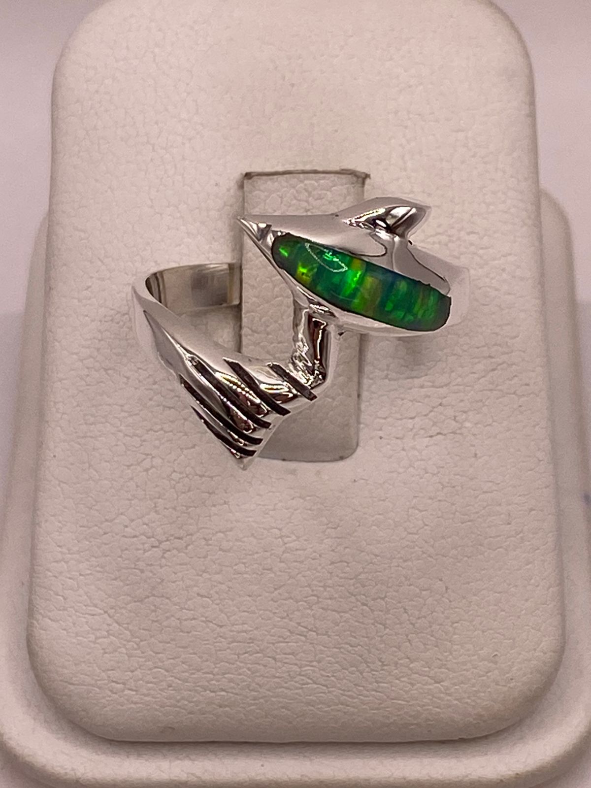 ANILLO FORMA DE DELFÍN CON ÓPALO DE FUEGO VERDE EN PLATA LEY .950