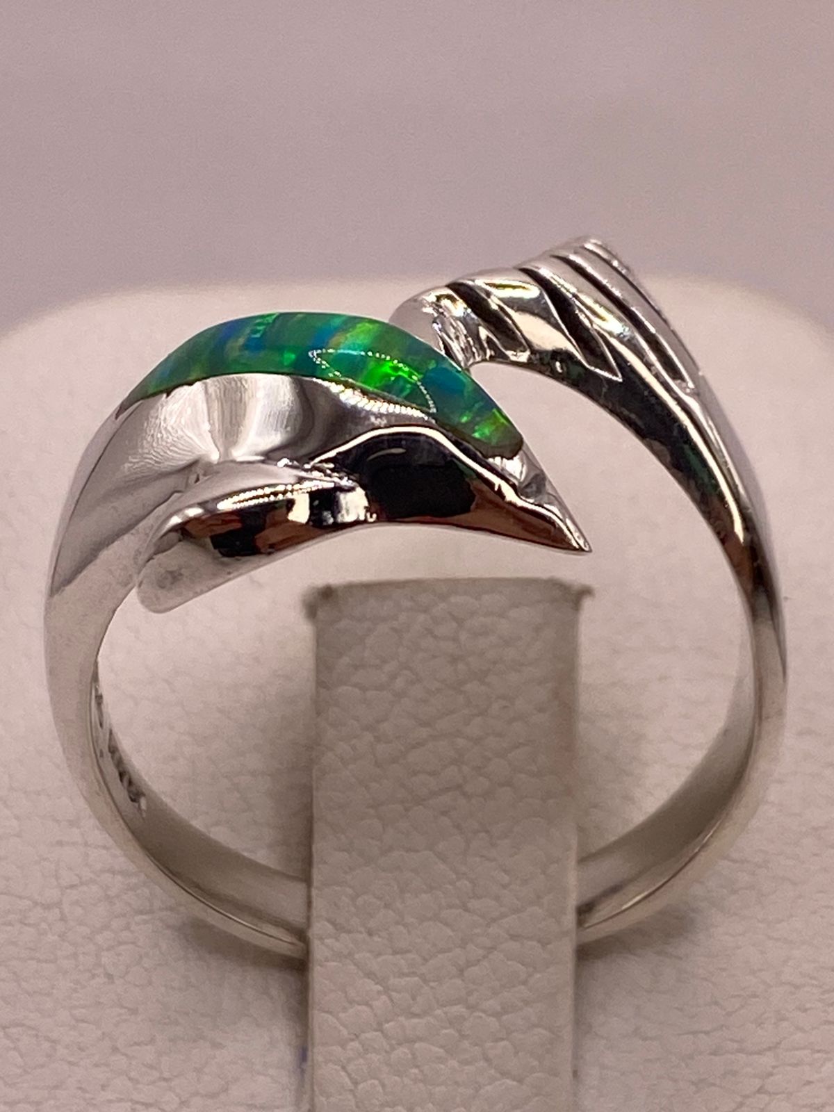 ANILLO FORMA DE DELFÍN CON ÓPALO DE FUEGO VERDE EN PLATA LEY .950