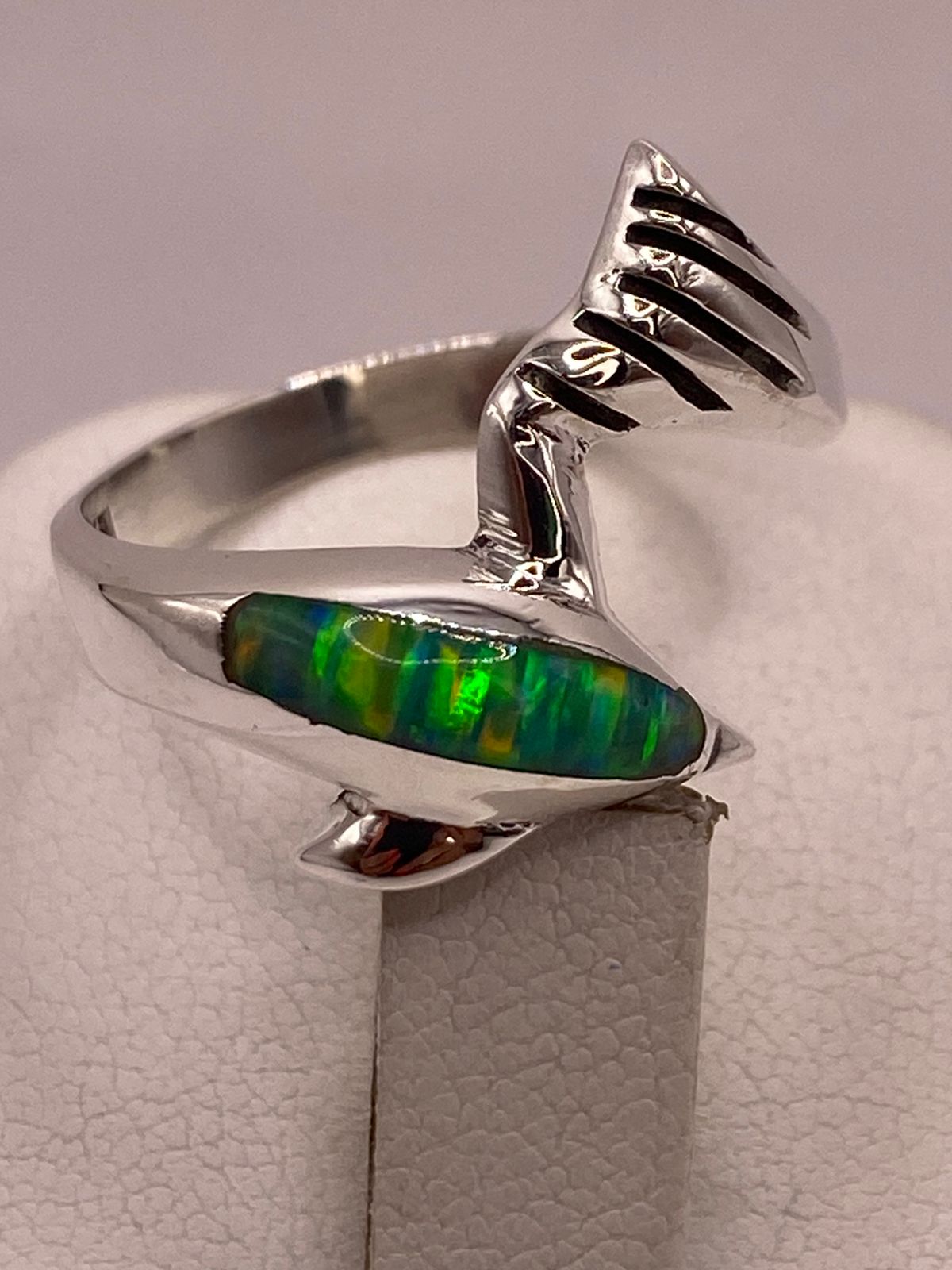 ANILLO FORMA DE DELFÍN CON ÓPALO DE FUEGO VERDE EN PLATA LEY .950