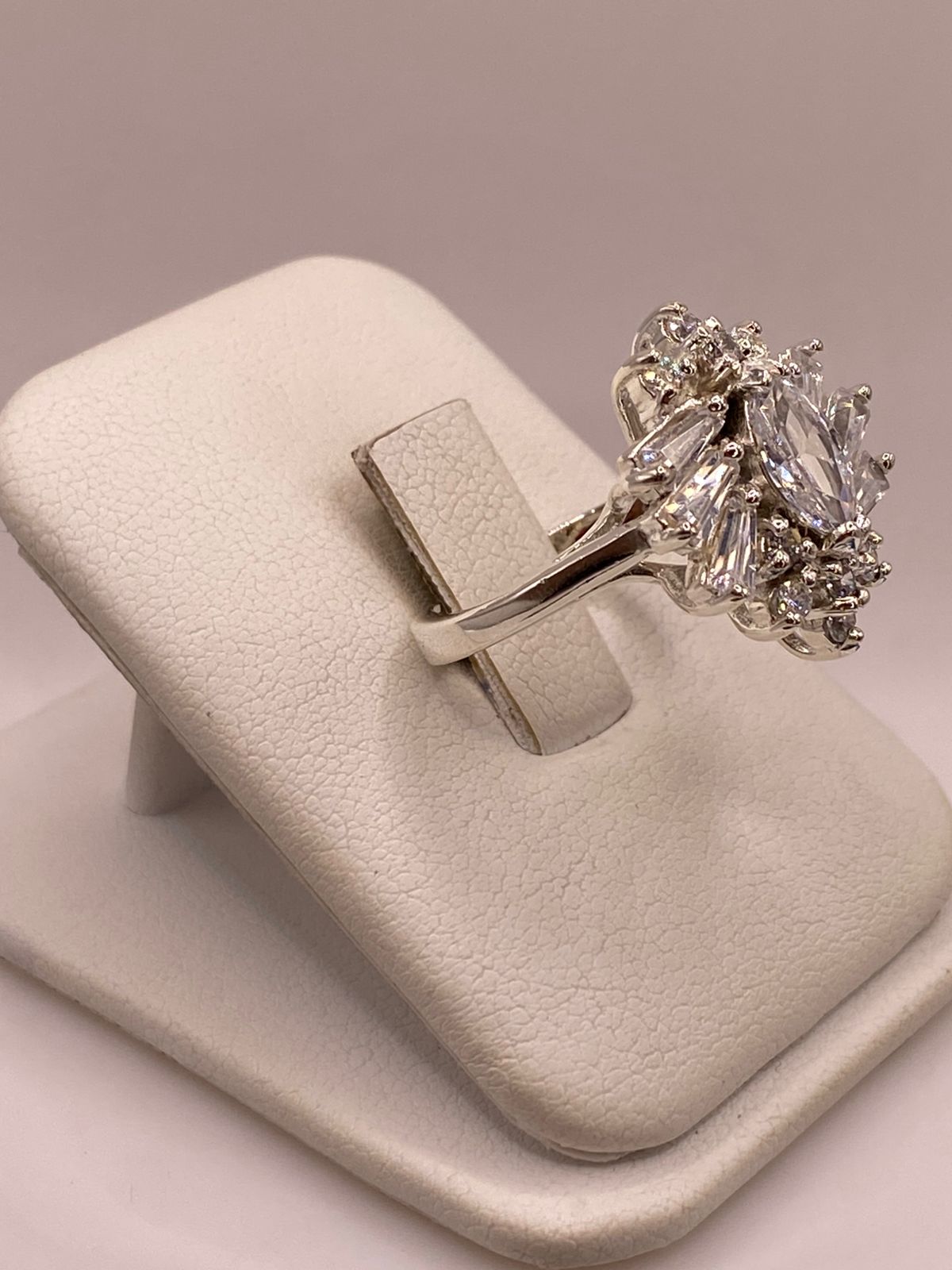 Anillo en Forma de Flor de Plata Ley 925 con Zirconias Blancas