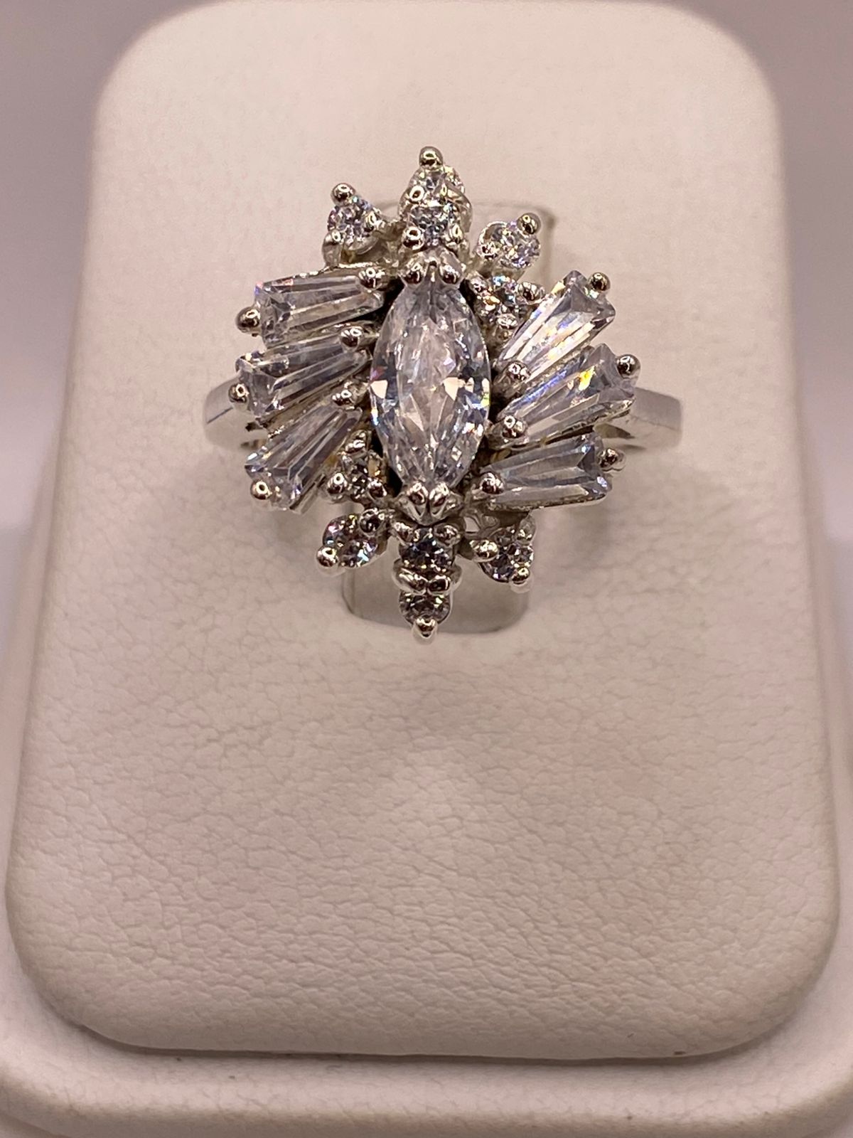 Anillo en Forma de Flor de Plata Ley 925 con Zirconias Blancas