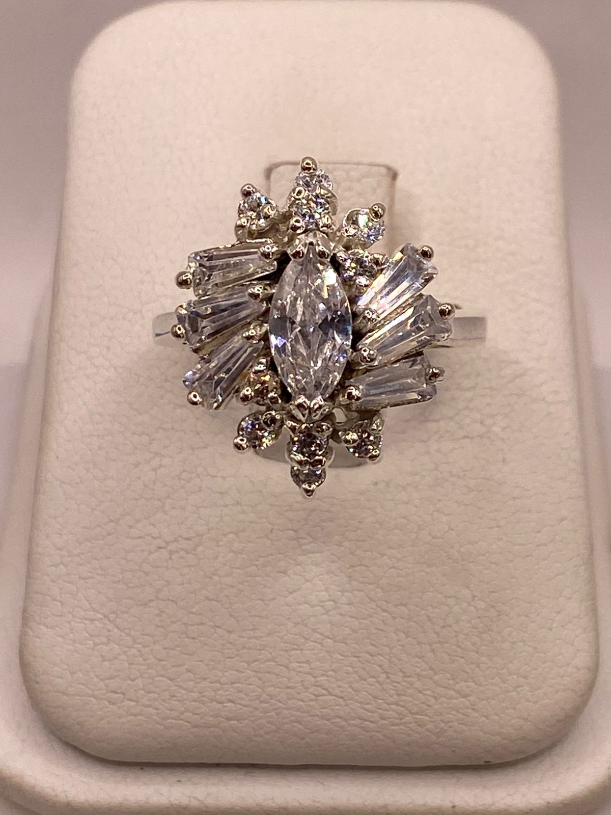 Anillo en Forma de Flor de Plata Ley 925 con Zirconias Blancas