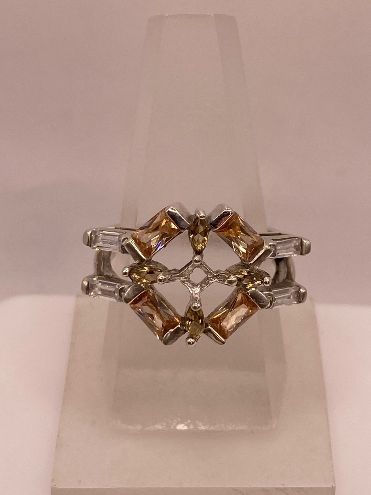 Anillo Geométrico Elegante con Zirconias Color Champagne en Plata Ley 925
