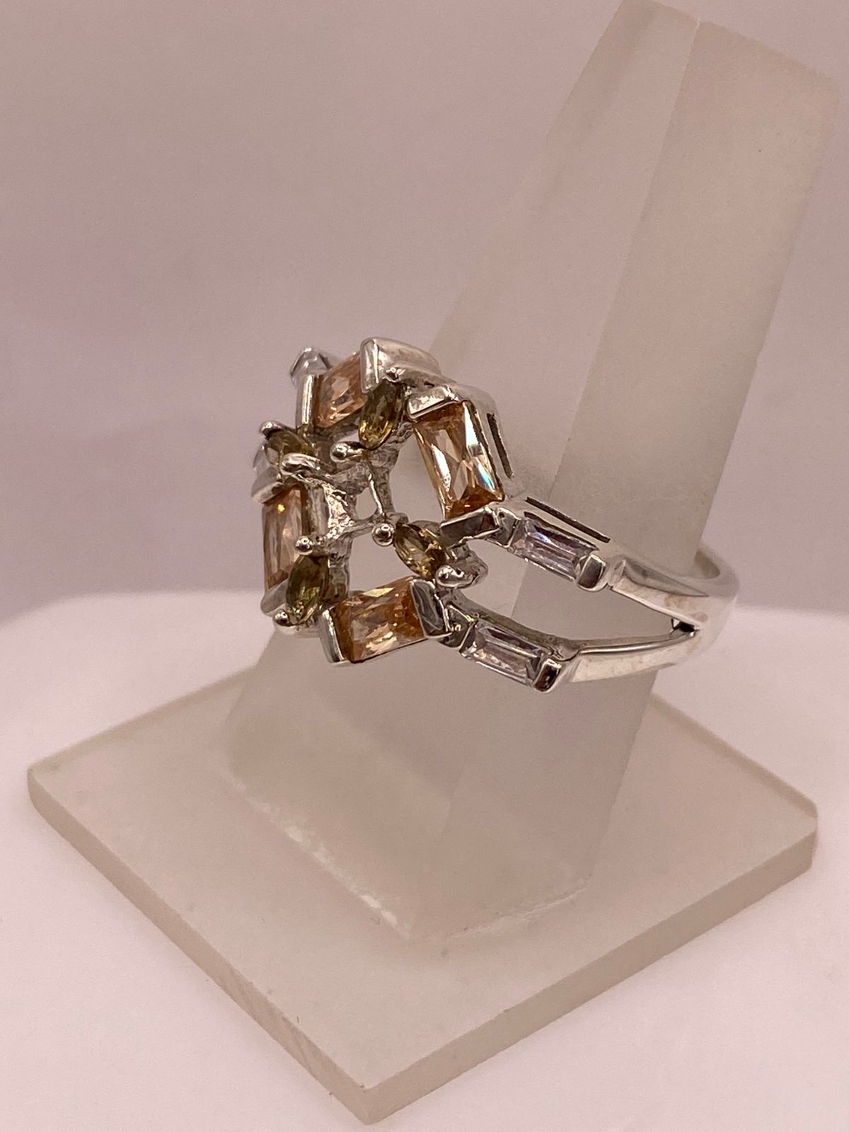 Anillo Geométrico Elegante con Zirconias Color Champagne en Plata Ley 925