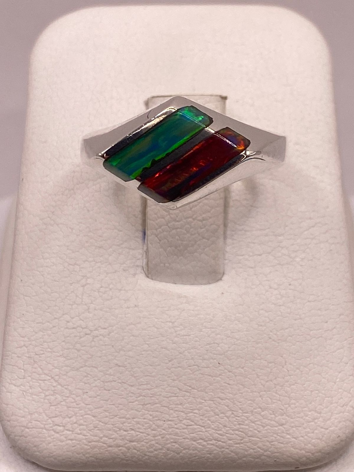 Anillo Geométrico con Ópalo Bicolor Rojo y Verde en Plata Ley 950