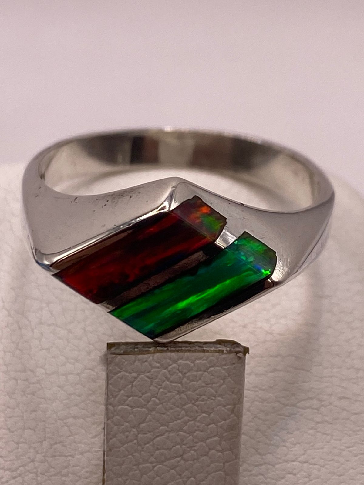 Anillo Geométrico con Ópalo Bicolor Rojo y Verde en Plata Ley 950