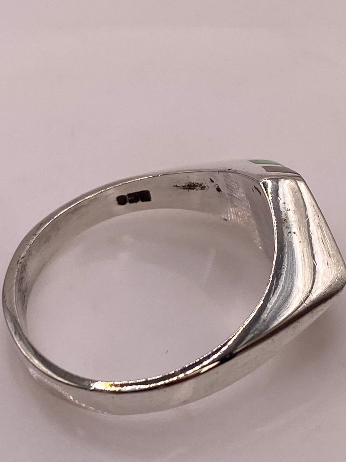 Anillo Geométrico con Ópalo Bicolor Rojo y Verde en Plata Ley 950