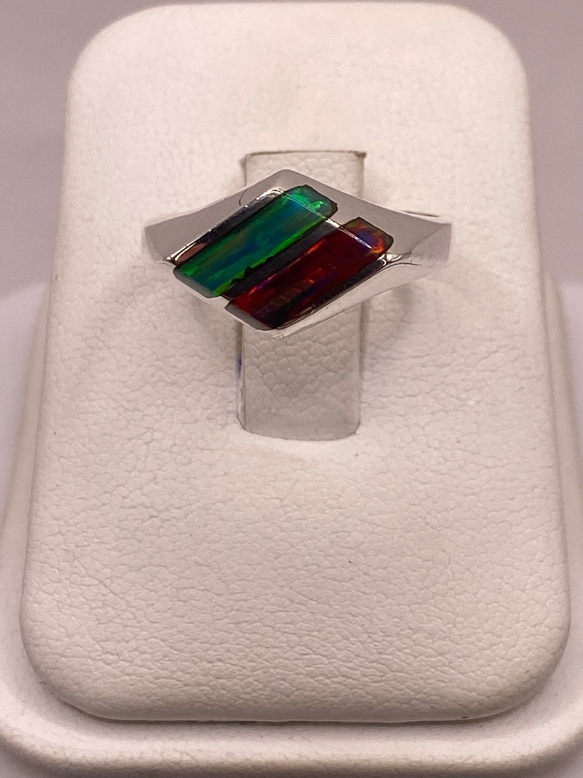 Anillo Geométrico con Ópalo Bicolor Rojo y Verde en Plata Ley 950