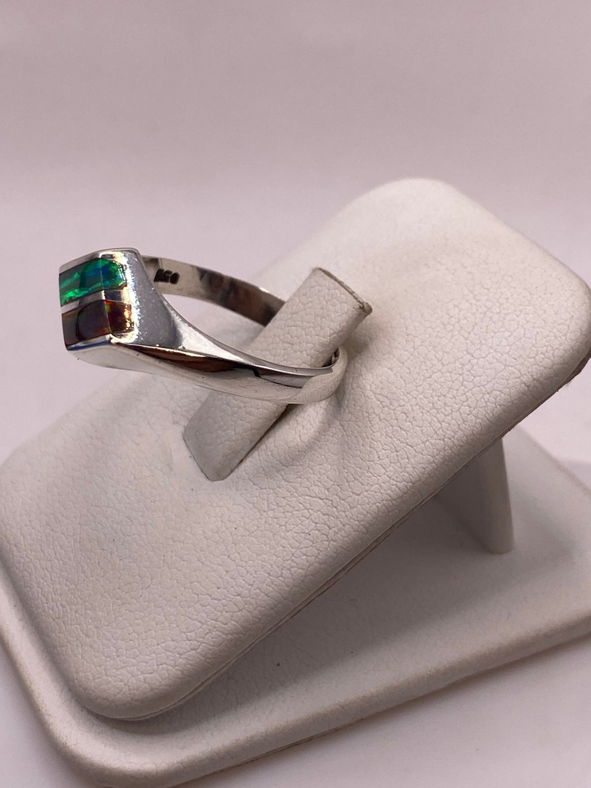 Anillo Geométrico con Ópalo Bicolor Rojo y Verde en Plata Ley 950