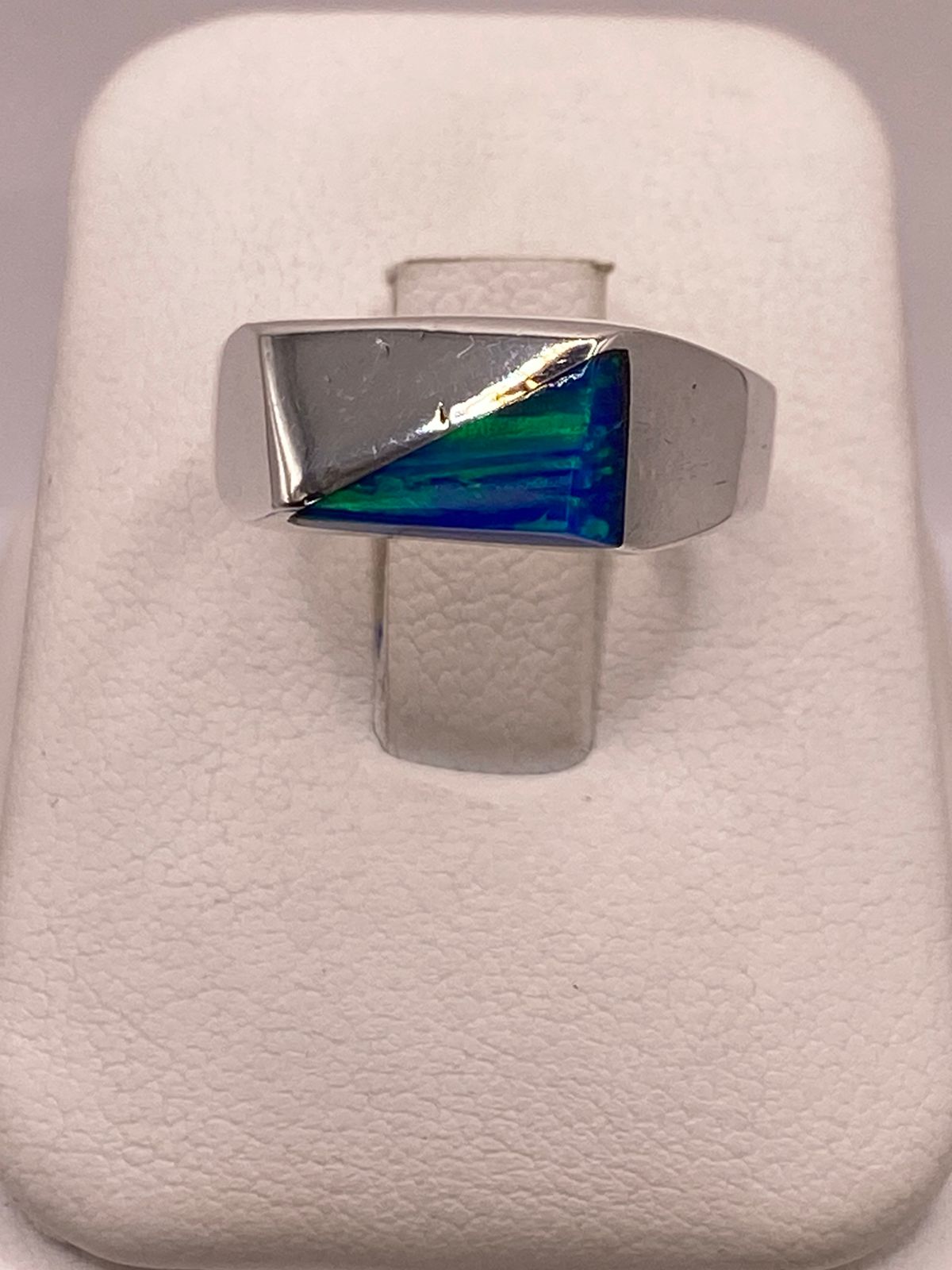 ANILLO GEOMÉTRICO CON ÓPALO EN TONOS AZUL Y VERDE EN PLATA LEY 950
