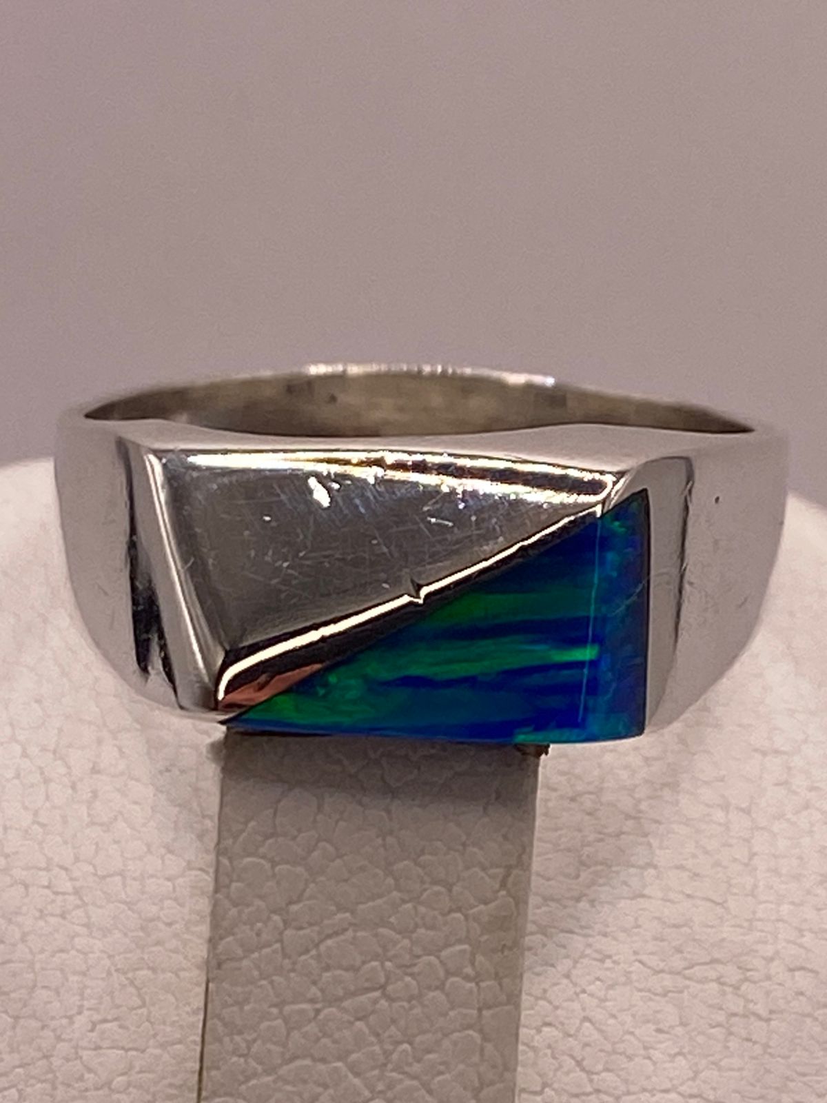ANILLO GEOMÉTRICO CON ÓPALO EN TONOS AZUL Y VERDE EN PLATA LEY 950