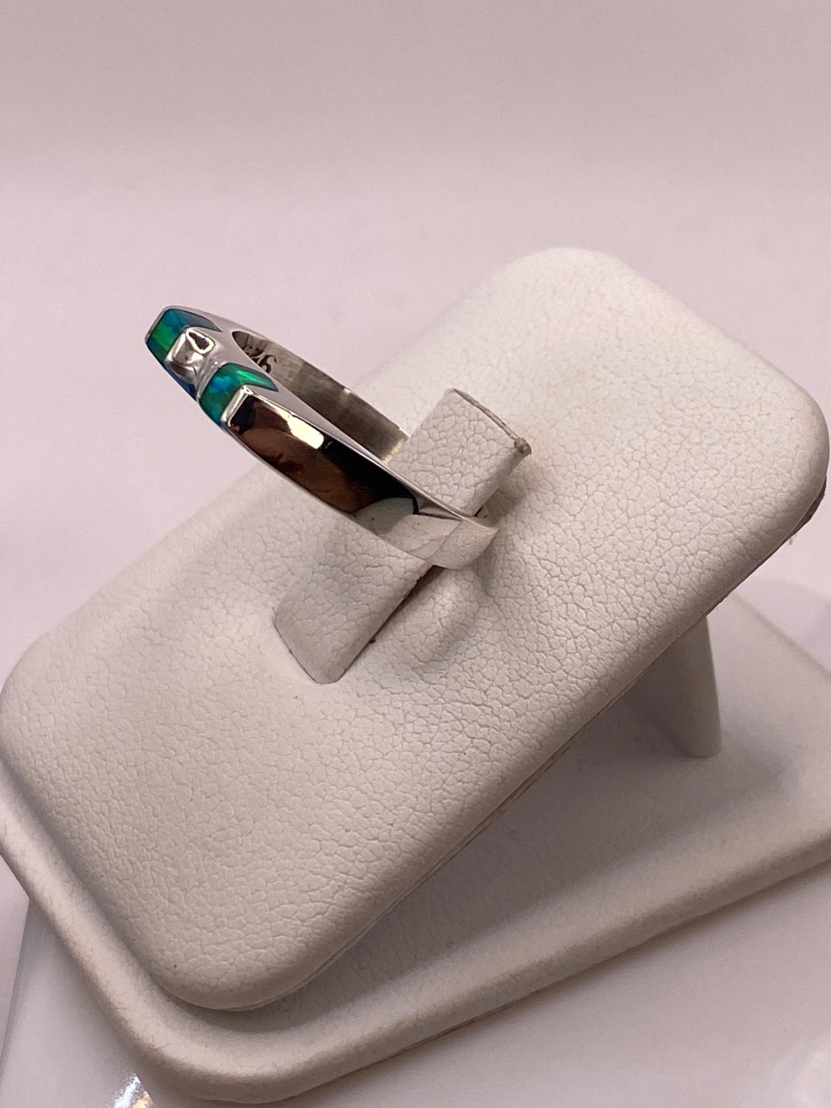 Anillo Geométrico de Plata Ley 925 con Ópalo de Fuego Verde y Azul