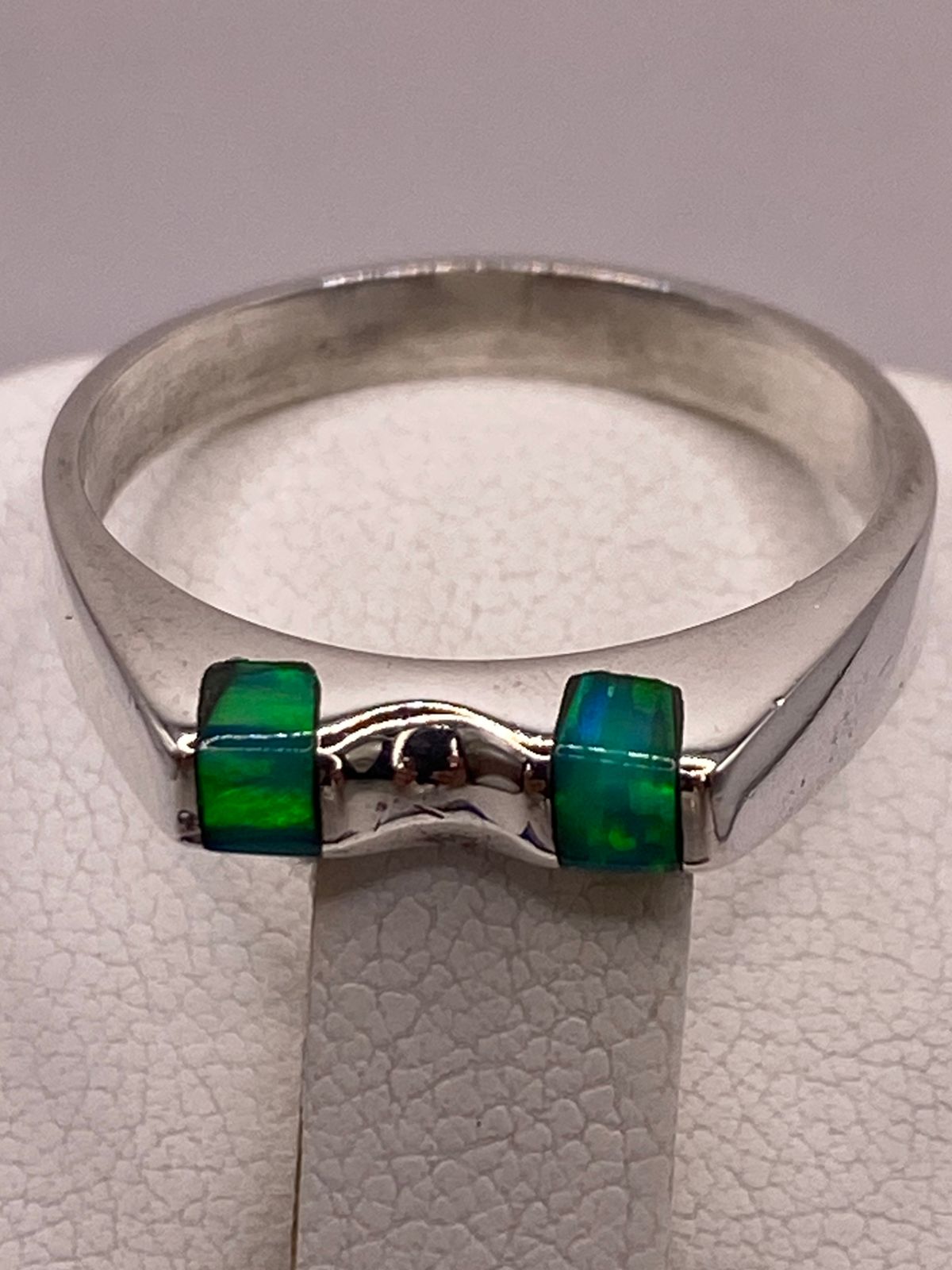 Anillo Geométrico de Plata Ley 925 con Ópalo de Fuego Verde y Azul