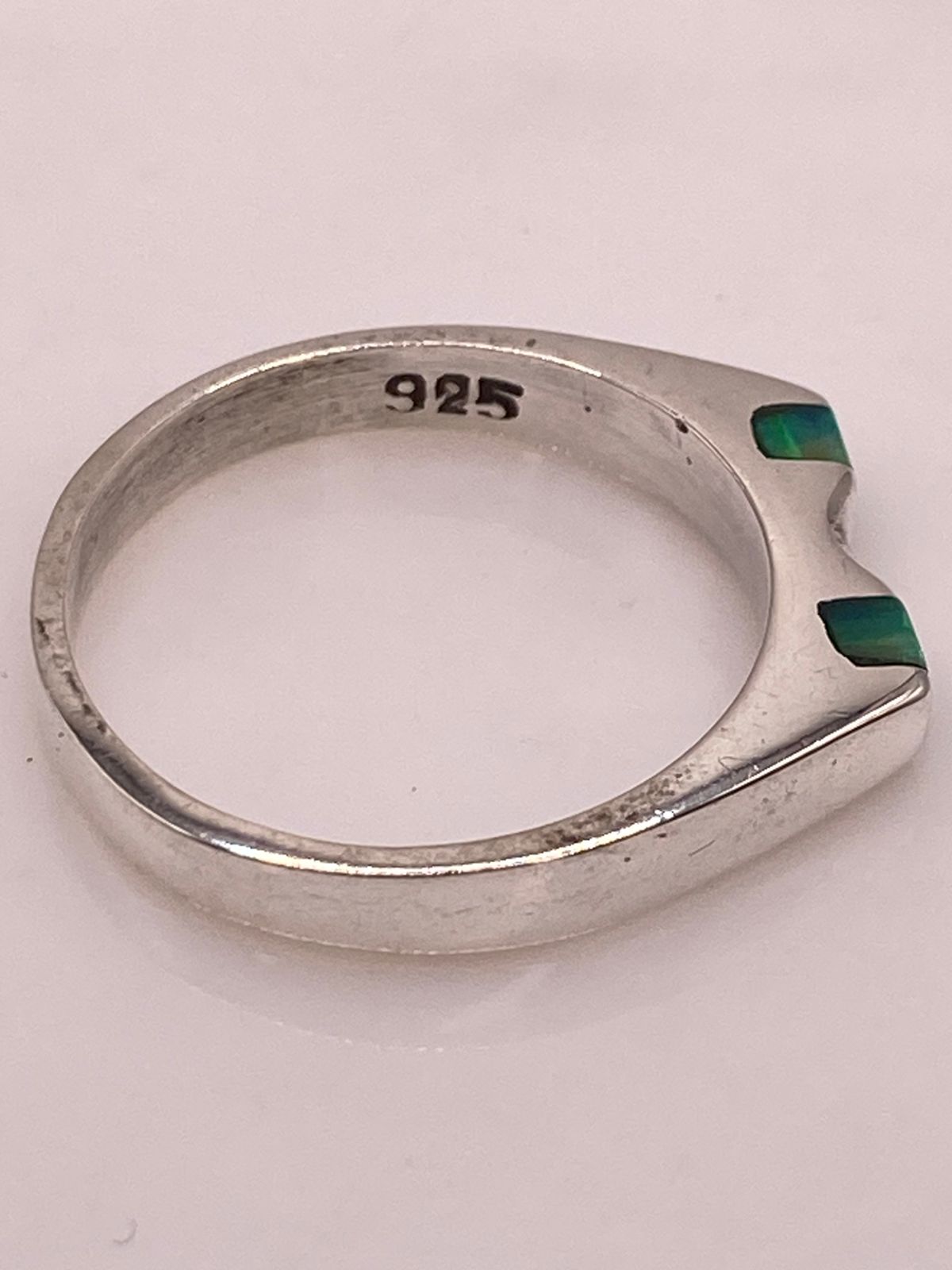 Anillo Geométrico de Plata Ley 925 con Ópalo de Fuego Verde y Azul