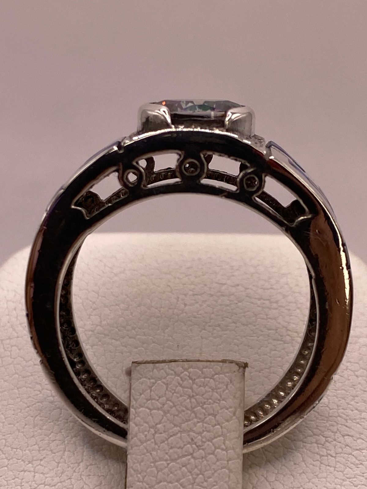 Anillo Geométrico de Plata Ley 925 con Ópalo de Fuego y Zirconia Tornasol