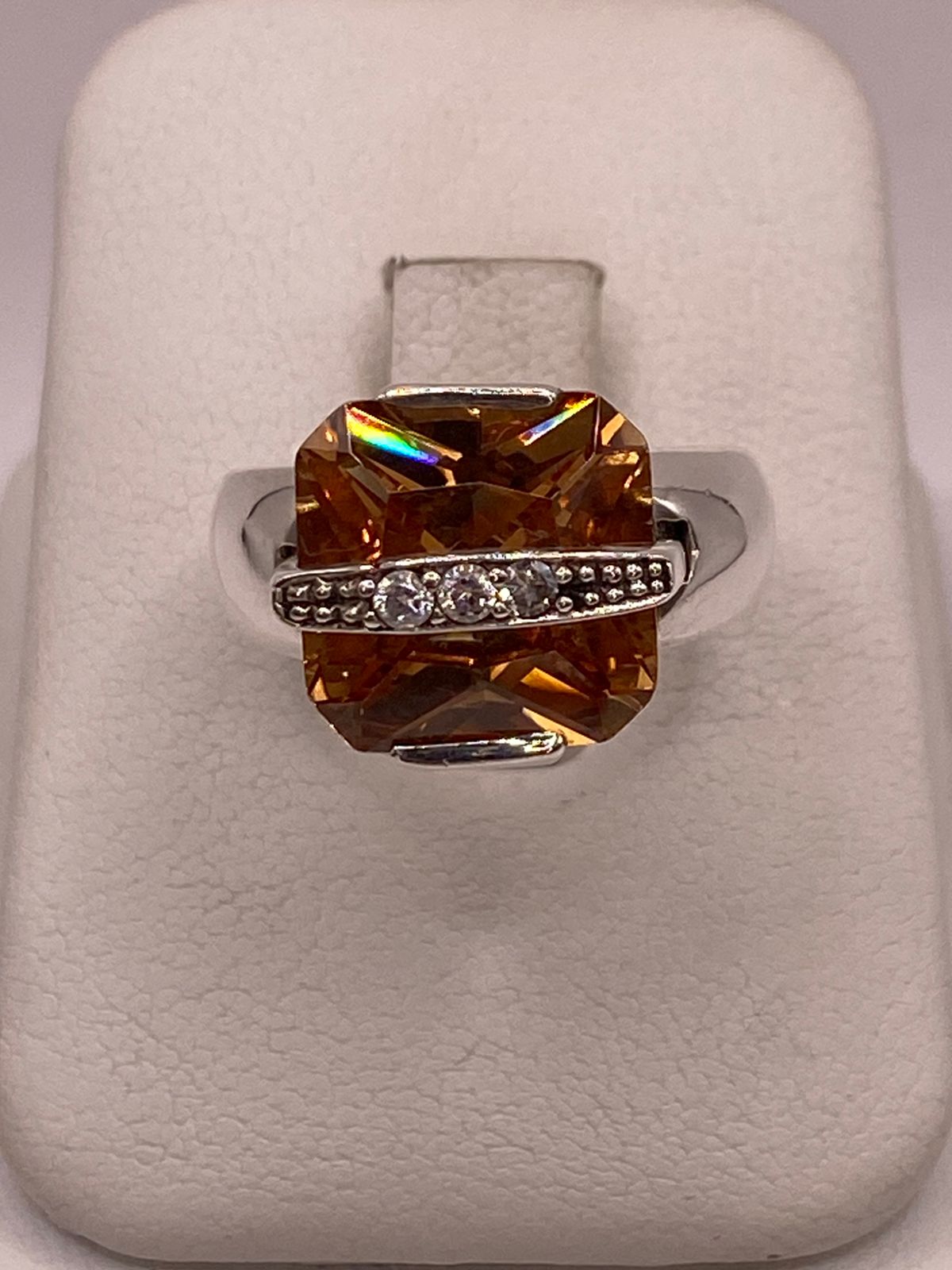 ANILLO GEOMÉTRICO DE PLATA LEY 925 CON ZIRCONIA ÁMBAR FACETADA