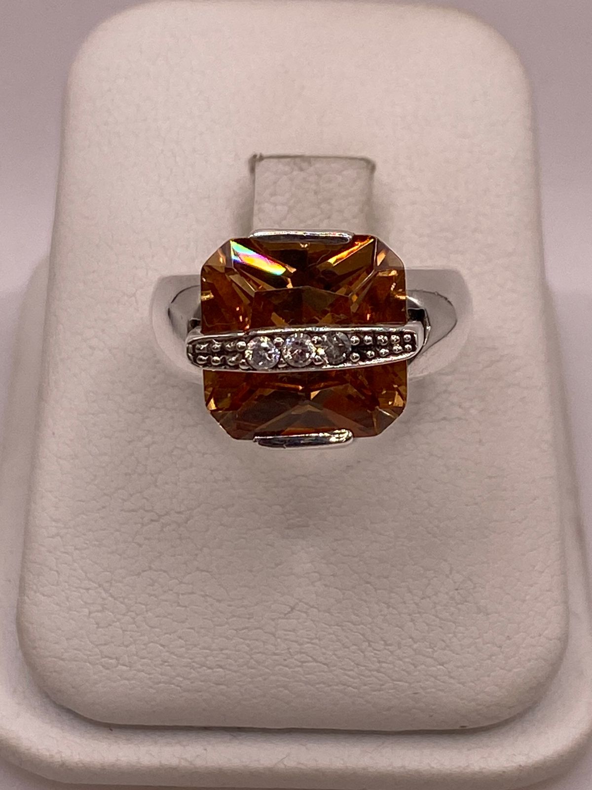 ANILLO GEOMÉTRICO DE PLATA LEY 925 CON ZIRCONIA ÁMBAR FACETADA