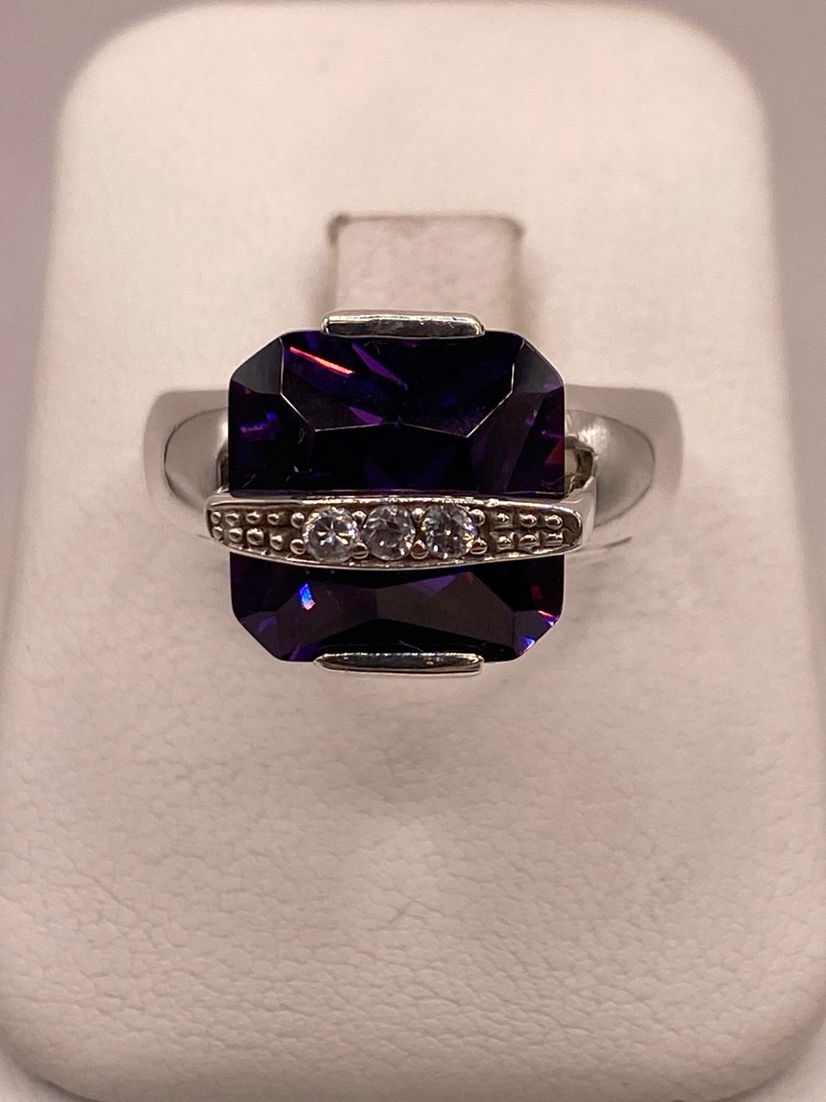 Anillo Geométrico de Plata Ley 925 con Zirconia Morada
