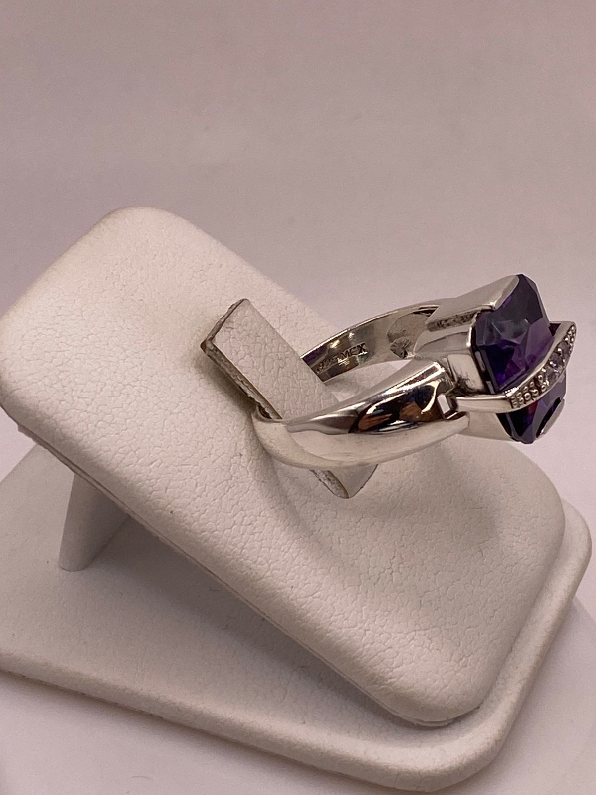Anillo Geométrico de Plata Ley 925 con Zirconia Morada