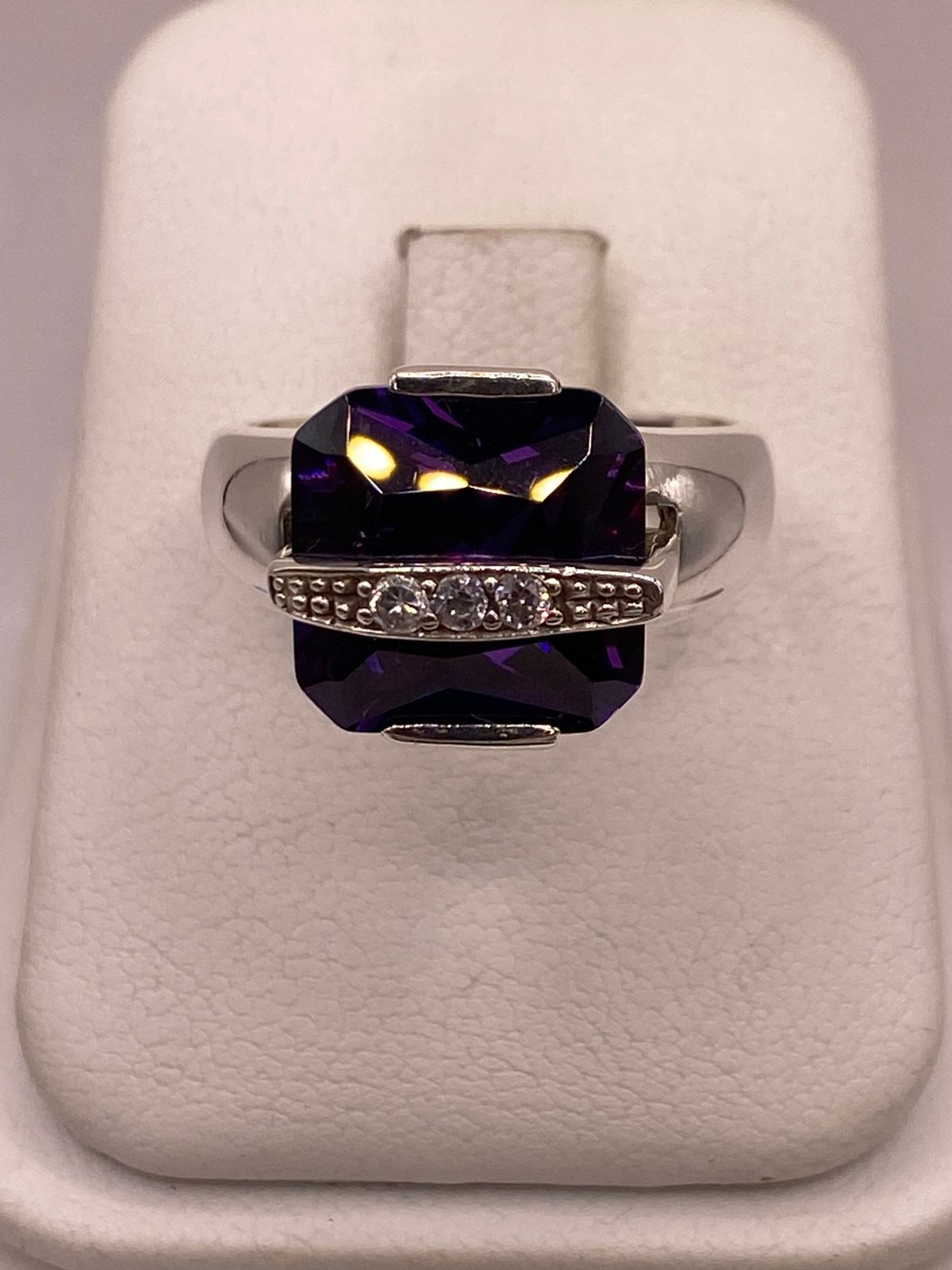 Anillo Geométrico de Plata Ley 925 con Zirconia Morada