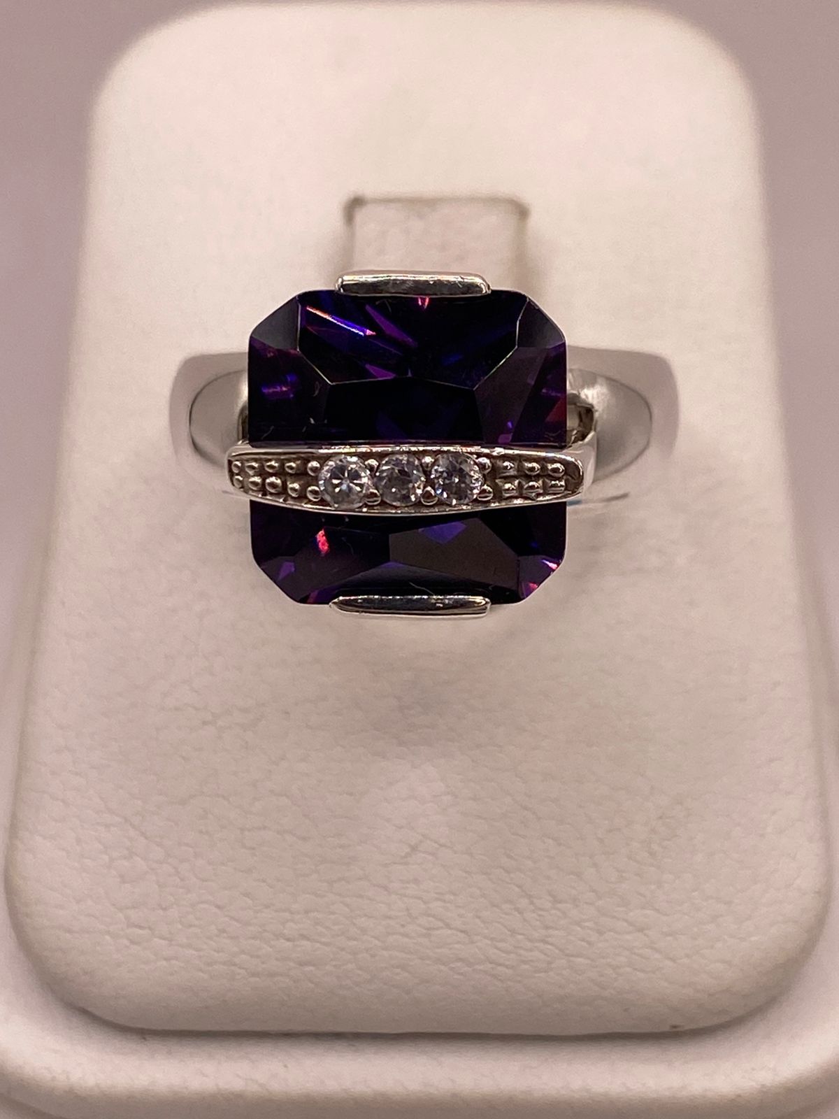 Anillo Geométrico de Plata Ley 925 con Zirconia Morada