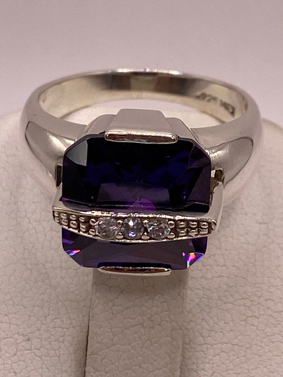 Anillo Geométrico de Plata Ley 925 con Zirconia Morada