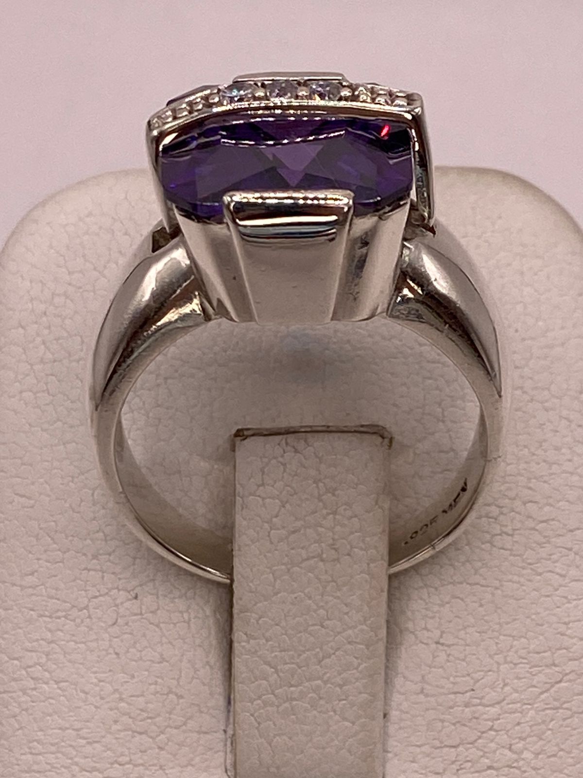 Anillo Geométrico de Plata Ley 925 con Zirconia Morada
