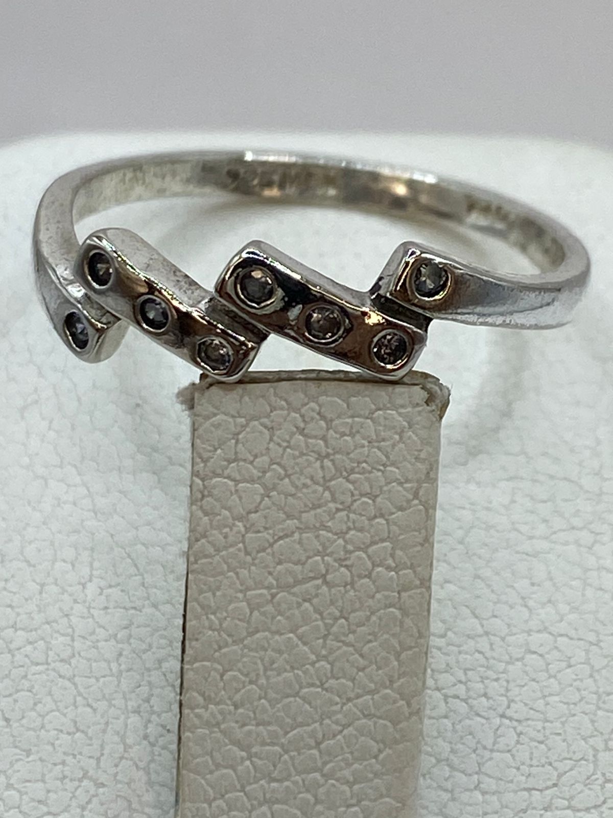 Anillo Geométrico de Plata Ley 925 con Zirconias