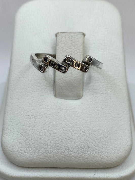 ANILLO GEOMÉTRICO DE PLATA LEY 925 CON ZIRCONIAS