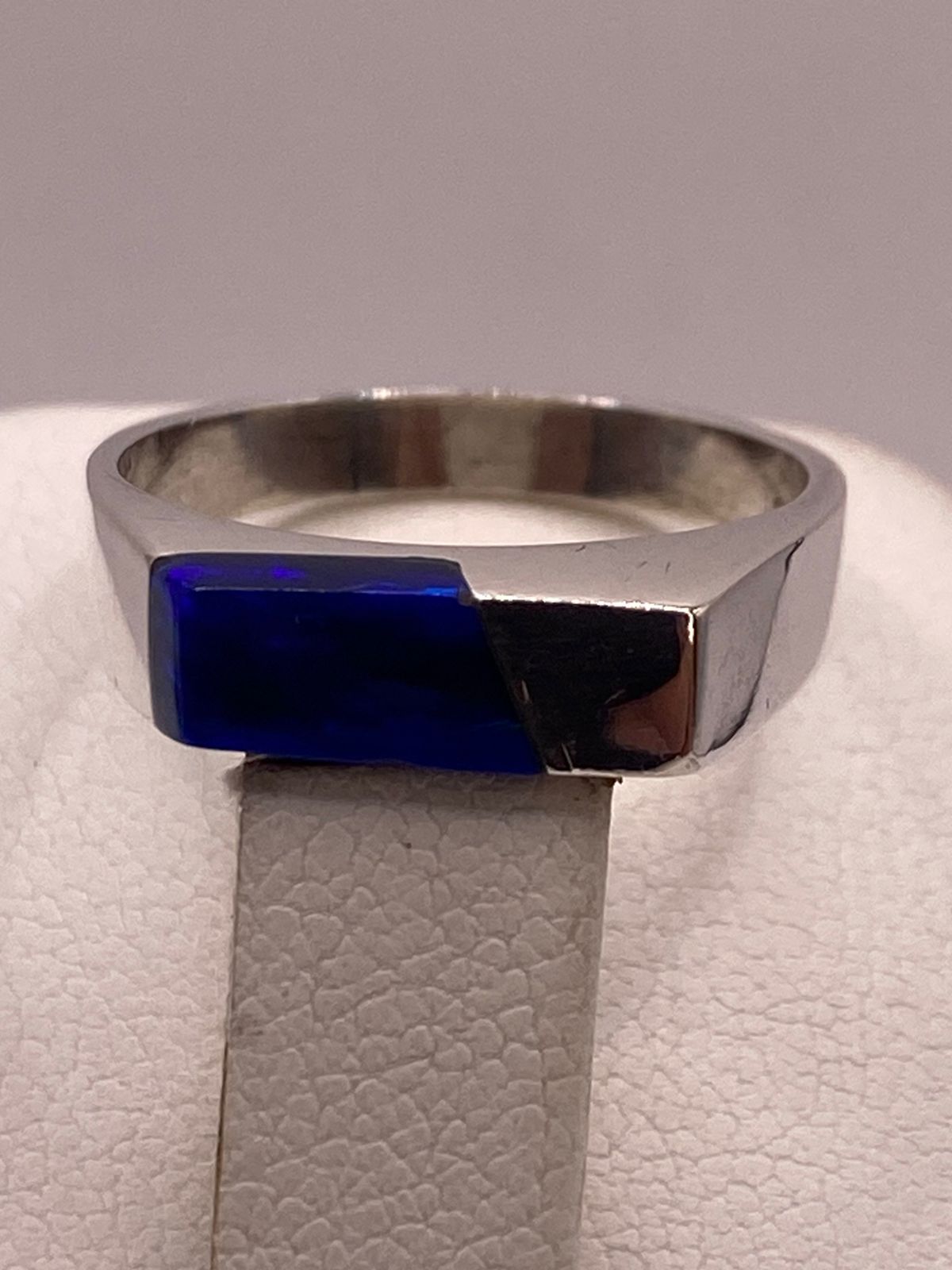 Anillo Geométrico de Plata Ley 950 con Ópalo Azul