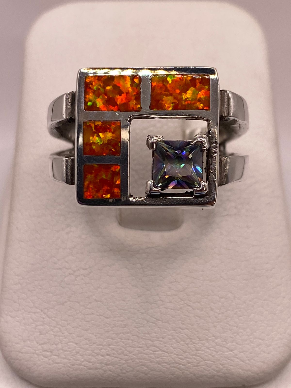 Anillo Geométrico de Plata Ley 950 con Ópalo de Fuego y Zirconia Tornasol