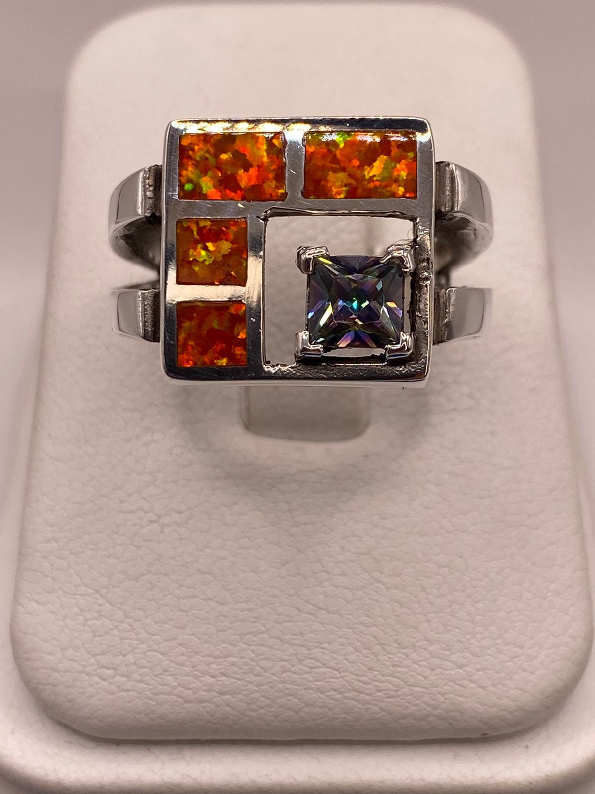 Anillo Geométrico de Plata Ley 950 con Ópalo de Fuego y Zirconia Tornasol
