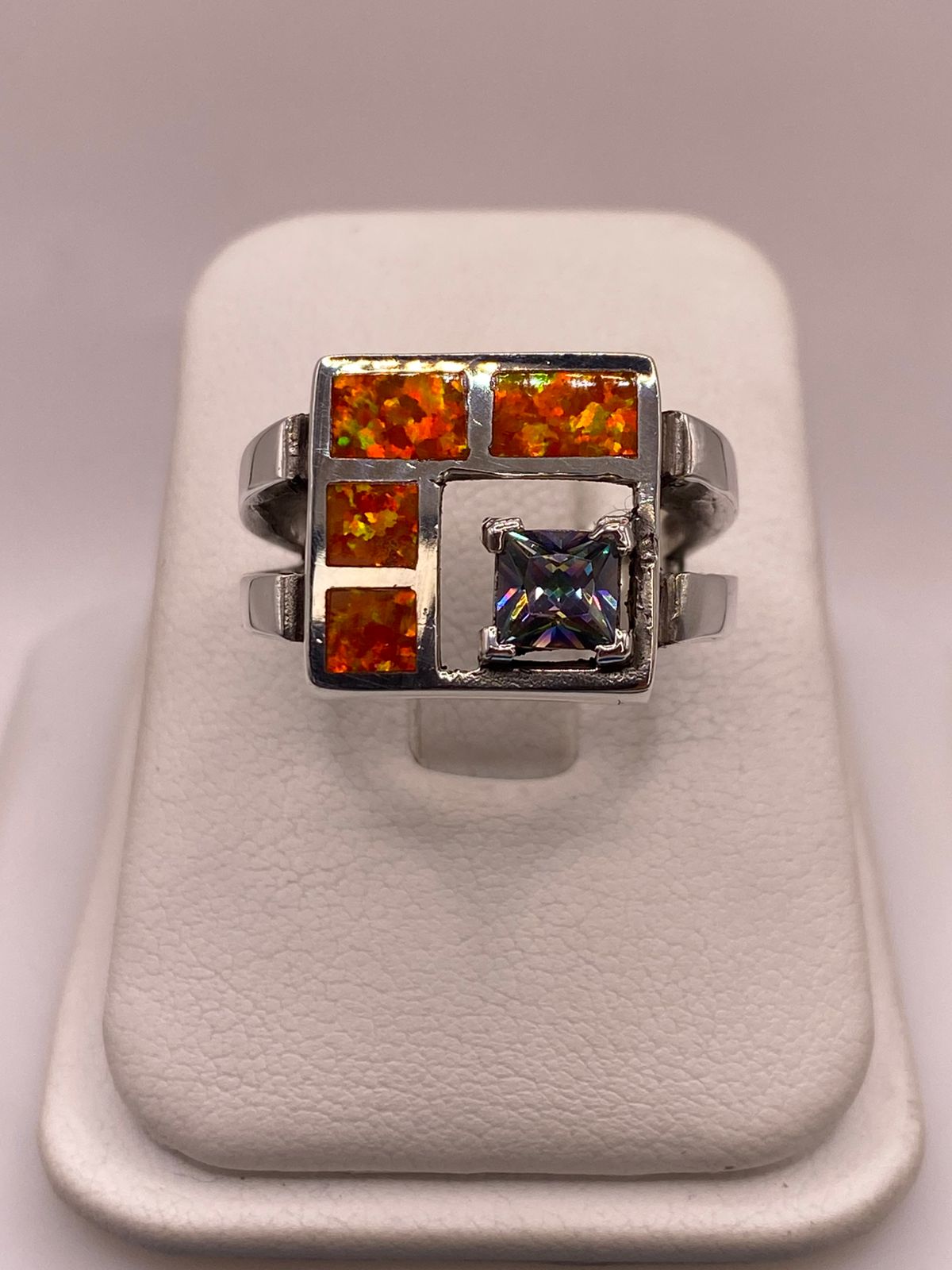 Anillo Geométrico de Plata Ley 950 con Ópalo de Fuego y Zirconia Tornasol