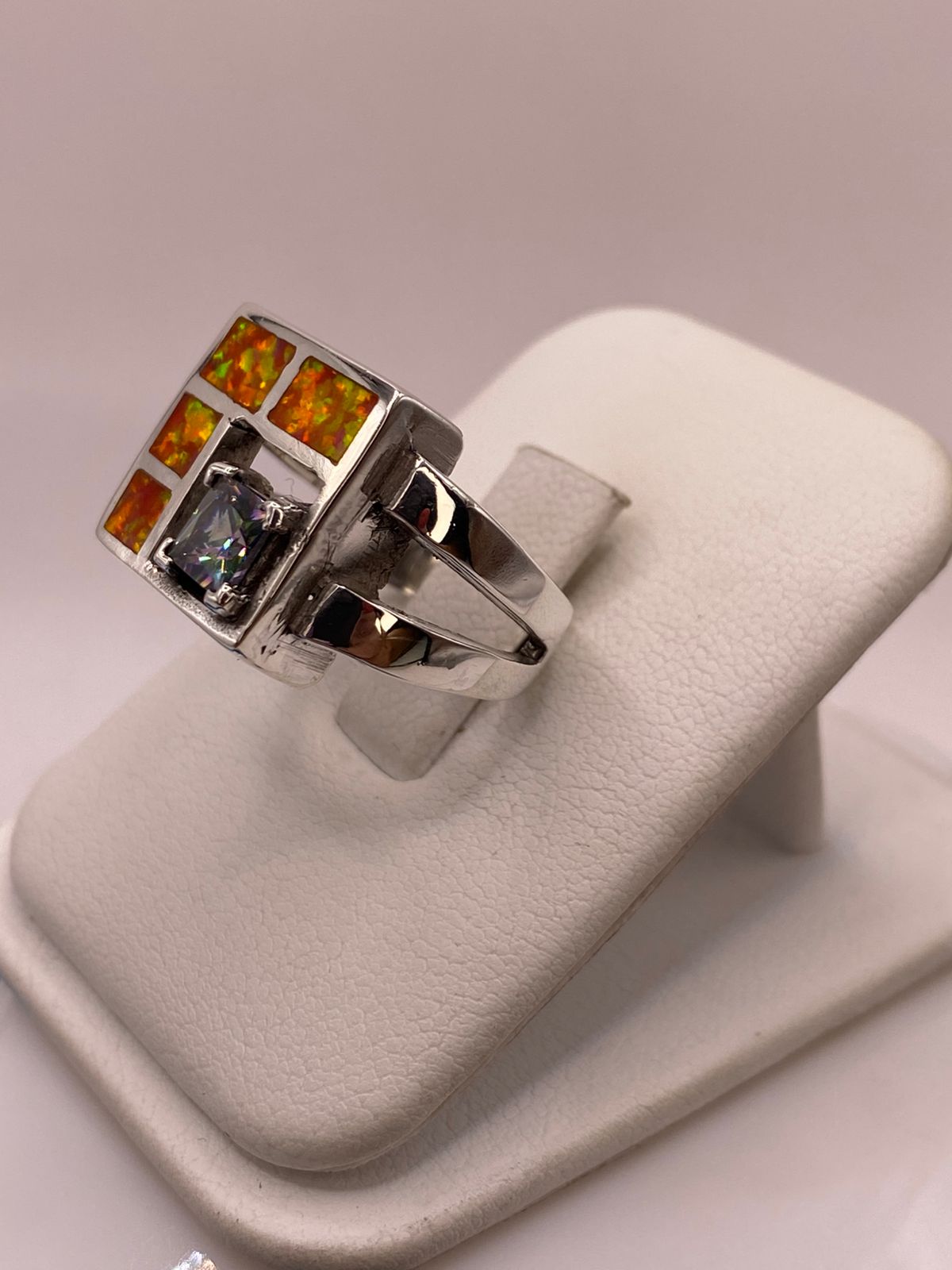 Anillo Geométrico de Plata Ley 950 con Ópalo de Fuego y Zirconia Tornasol