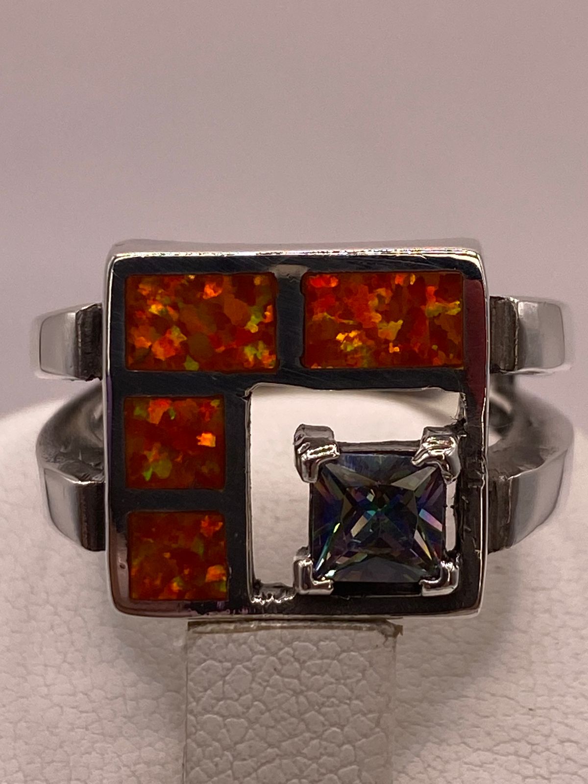 Anillo Geométrico de Plata Ley 950 con Ópalo de Fuego y Zirconia Tornasol