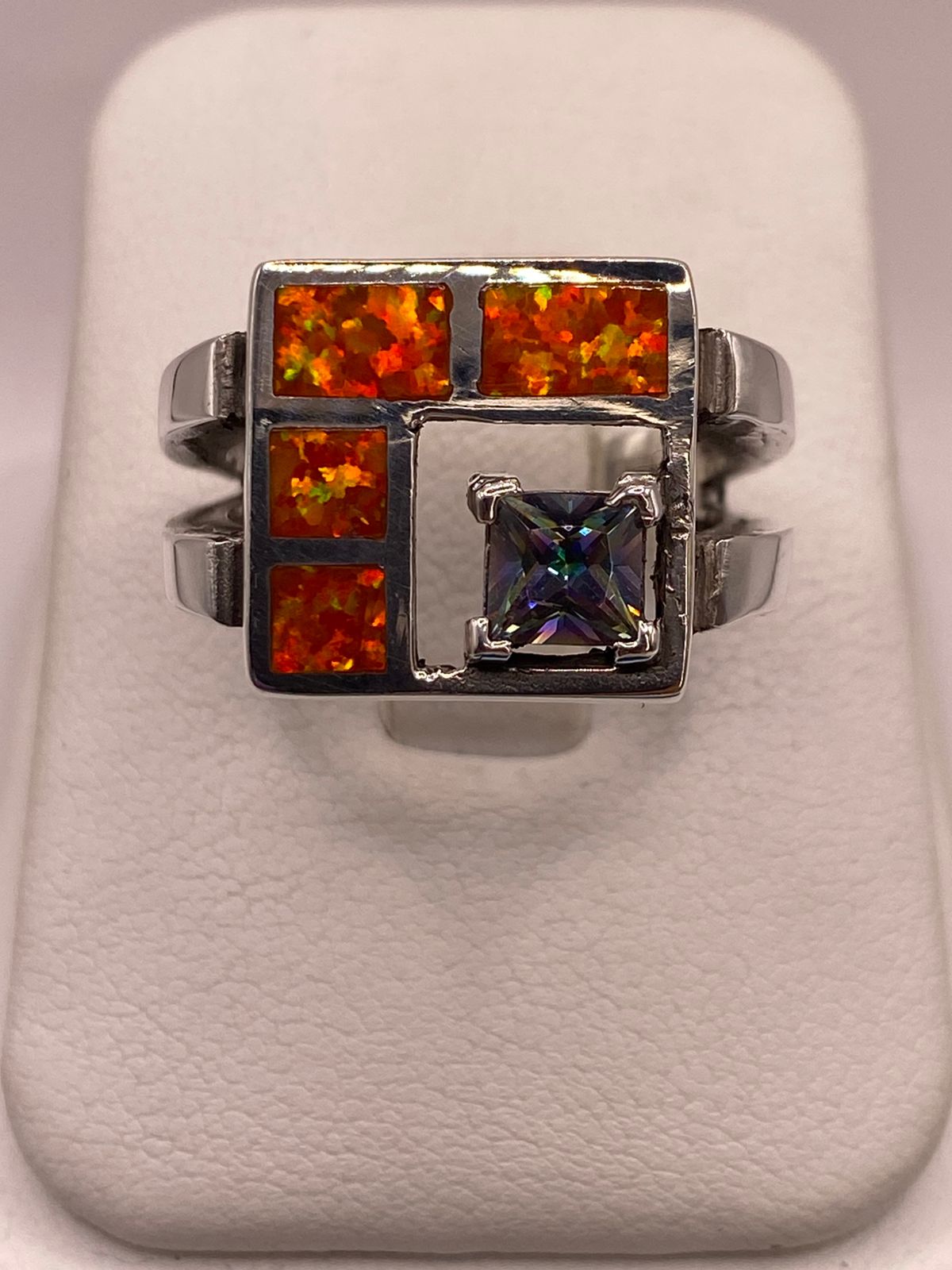 Anillo Geométrico de Plata Ley 950 con Ópalo de Fuego y Zirconia Tornasol