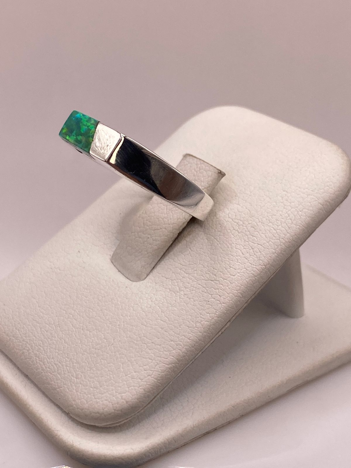 Anillo Geométrico de Plata Ley 950 con Ópalo Verde